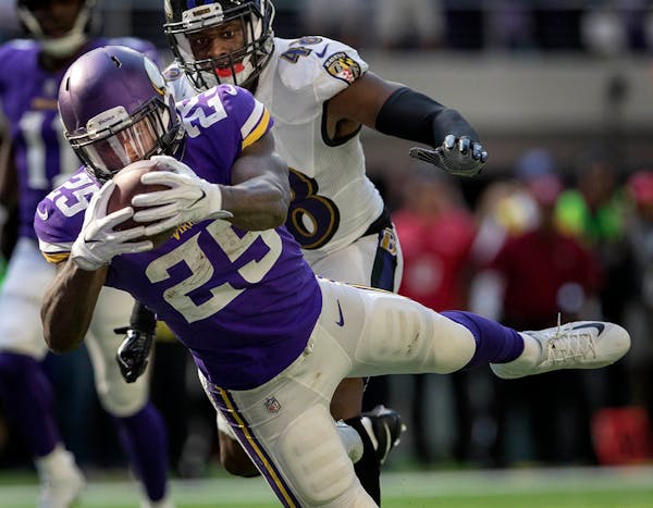 Vikings running back Latavius Murray (25) ran in the end zone during a 29-yard touchdown run in the third quarter.