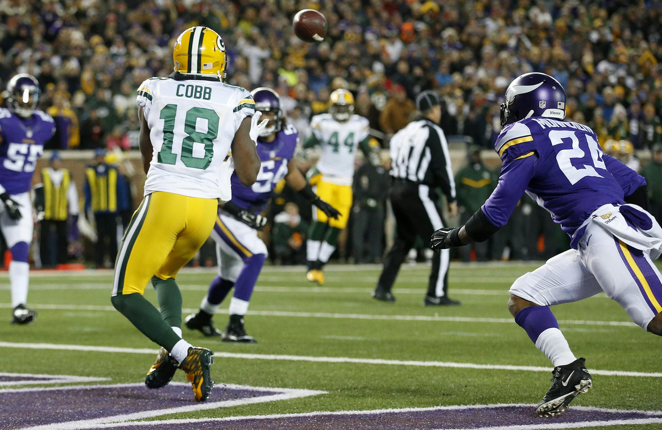 Randall Cobb (18) caught a touchdown pass from Aaron Rodgers in the second quarter.