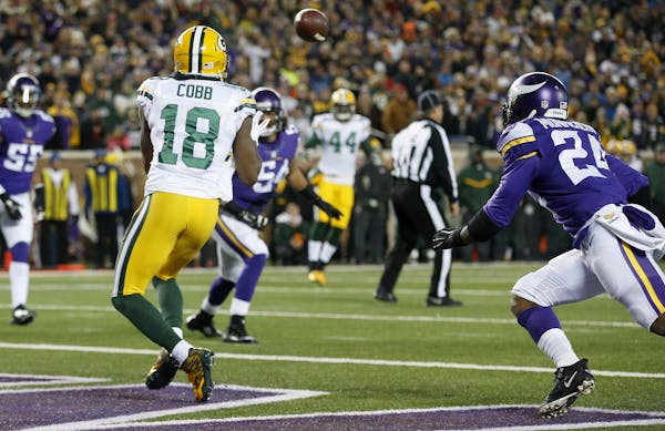 Randall Cobb (18) caught a touchdown pass from Aaron Rodgers in the second quarter.