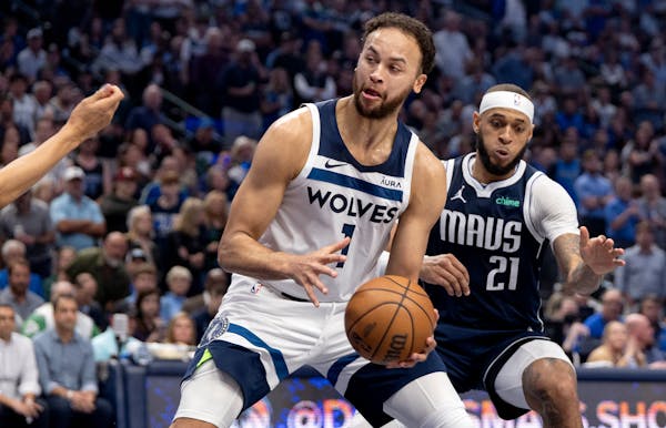 Kyle Anderson runs a play for the Timberwolves during their victory Tuesday night in Dallas.