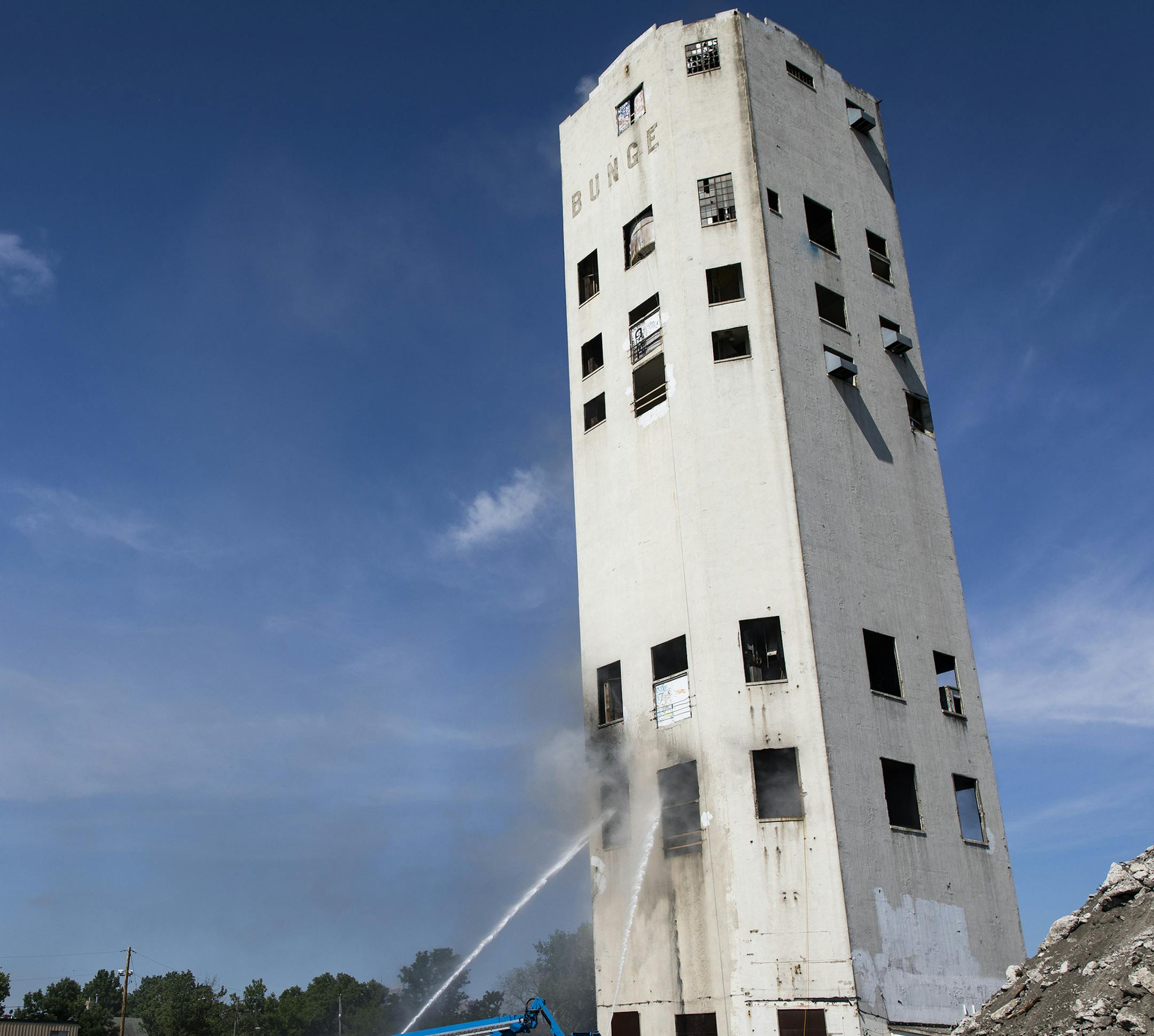 Minneapolis firefighters battle a fire in the Bunge grain elevator structure. ] LEILA NAVIDI ï leila.navidi@startribune.com BACKGROUND INFORMATION: Firefighters arrived around 10:45 a.m. to find heavy smoke coming from the Bunge grain elevator, a structure near Van Cleve Park in Minneapolis on the 1200 block of Brook Avenue SE, on Friday, June 1, 2018.