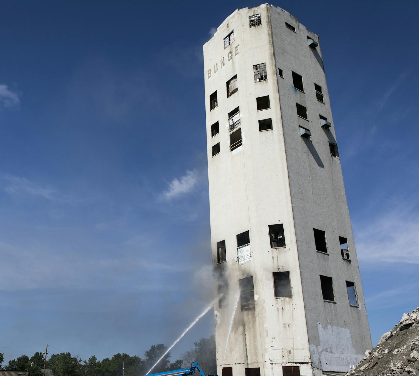 Minneapolis firefighters battle a fire in the Bunge grain elevator structure. ] LEILA NAVIDI &#xef; leila.navidi@startribune.com BACKGROUND INFORMATION: Firefighters arrived around 10:45 a.m. to find heavy smoke coming from the Bunge grain elevator, a structure near Van Cleve Park in Minneapolis on the 1200 block of Brook Avenue SE, on Friday, June 1, 2018.