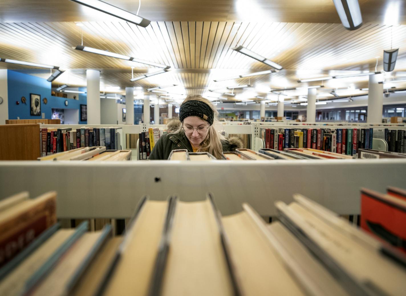 Halle Martin, 22, a student at Concordia University looked for a book at the Rondo library on Monday afternoon. ] CARLOS GONZALEZ &#x2022; cgonzalez@startribune.com &#x2013; St. Paul, MN &#x2013; January 7, 2019, Rondo library, The St. Paul Public Library system is one week into its new no-fine policy,