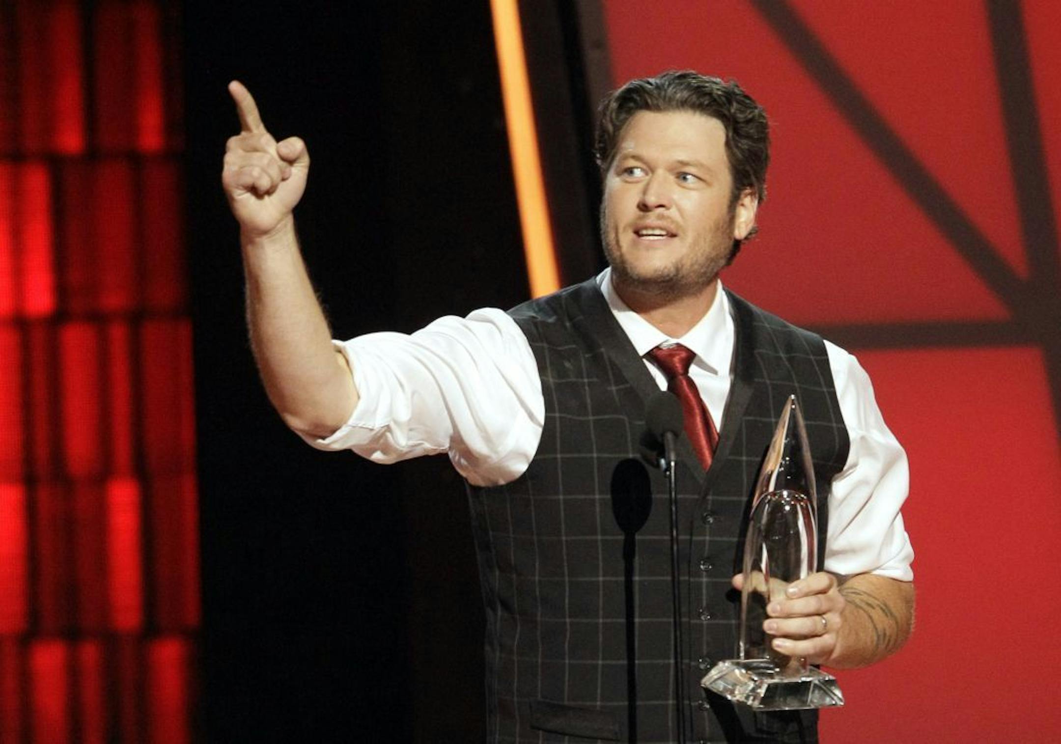 Blake Shelton accepts the award for entertainer of the year at the 46th Annual Country Music Awards at the Bridgestone Arena on Thursday, Nov. 1, 2012, in Nashville, Tenn.