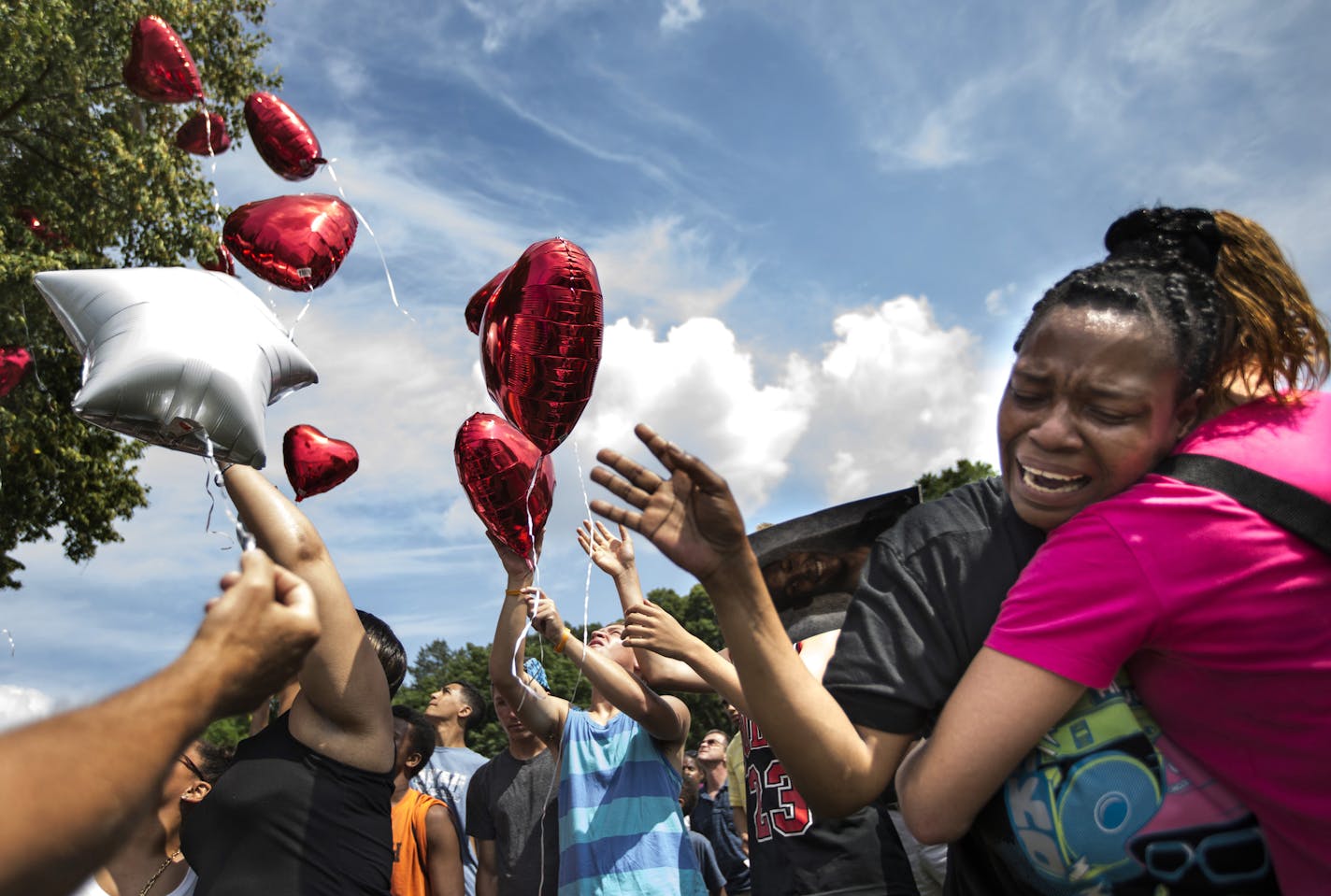 Kimberly Adama, Sha-kim's mother, wept as a group of family and friends released balloons in the air in his memory during a memorial on Thursday, August 7, 2014 at the East beach at Lake Nokomis where 15-year-old Sha-Kym Adams drowned yesterday while at the beach with his friends. ] RENEE JONES SCHNEIDER &#x201a;&#xc4;&#xa2; reneejones@startribune.com ORG XMIT: MIN1408071650213845