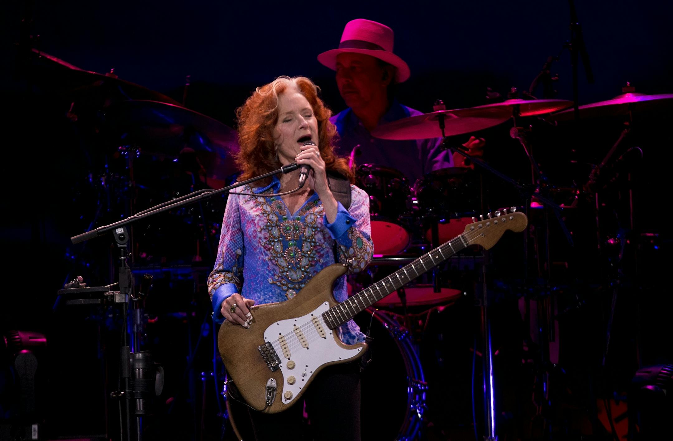 Bonnie Raitt was met with thunderous applause Friday night as she made her first appearance on tour with James Taylor following her surgery. She played a mix of her own songs as well as paying tribute to various artists from her generation.