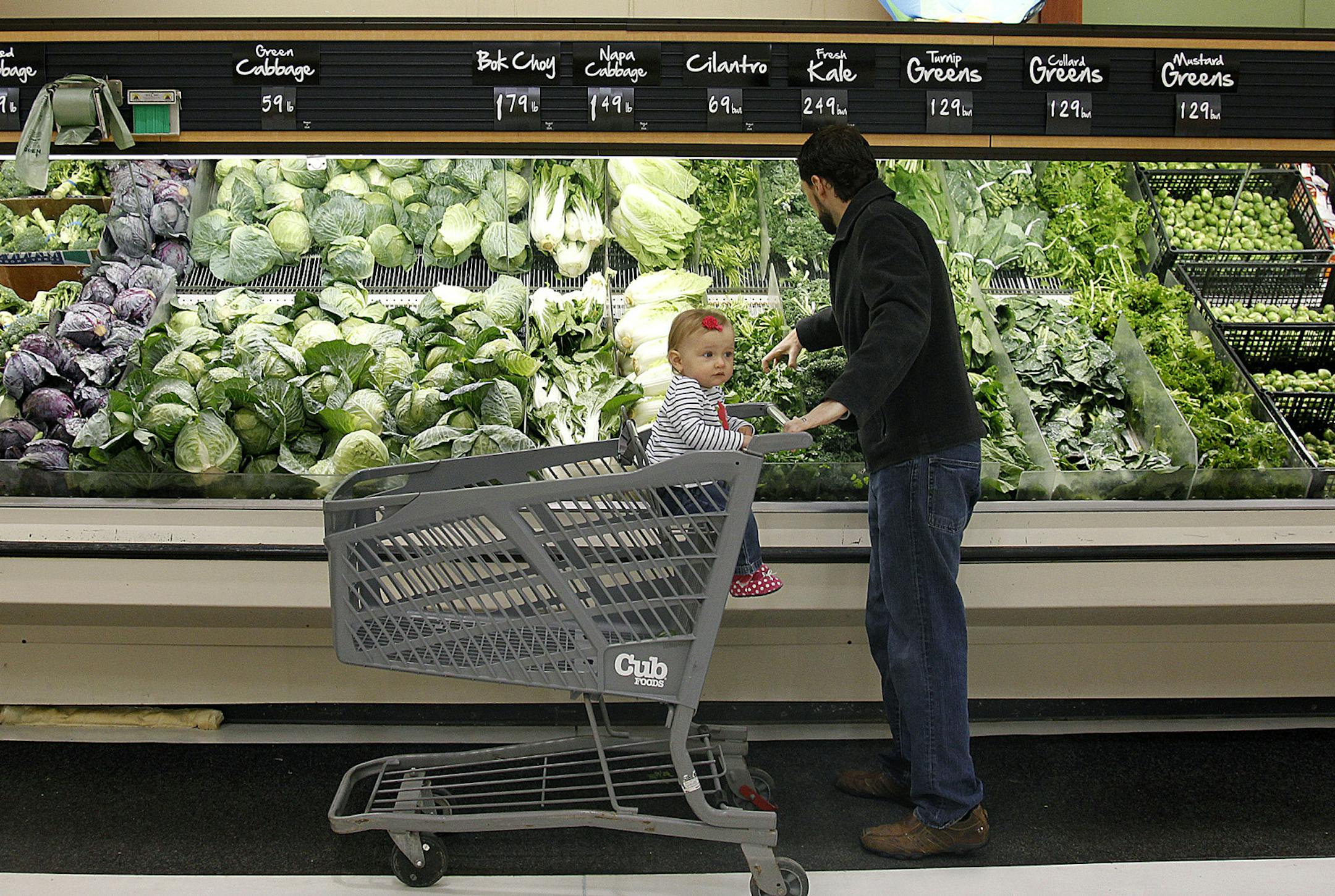 Paul Van Overbeke, who works as a chef at night, shopped for groceries with his 1-year-old daughter Betsy at a Minneapolis, MN Cub Foods, Monday, March 18, 2013. (ELIZABETH FLORES/STAR TRIBUNE) ELIZABETH FLORES • eflores@startribune.com