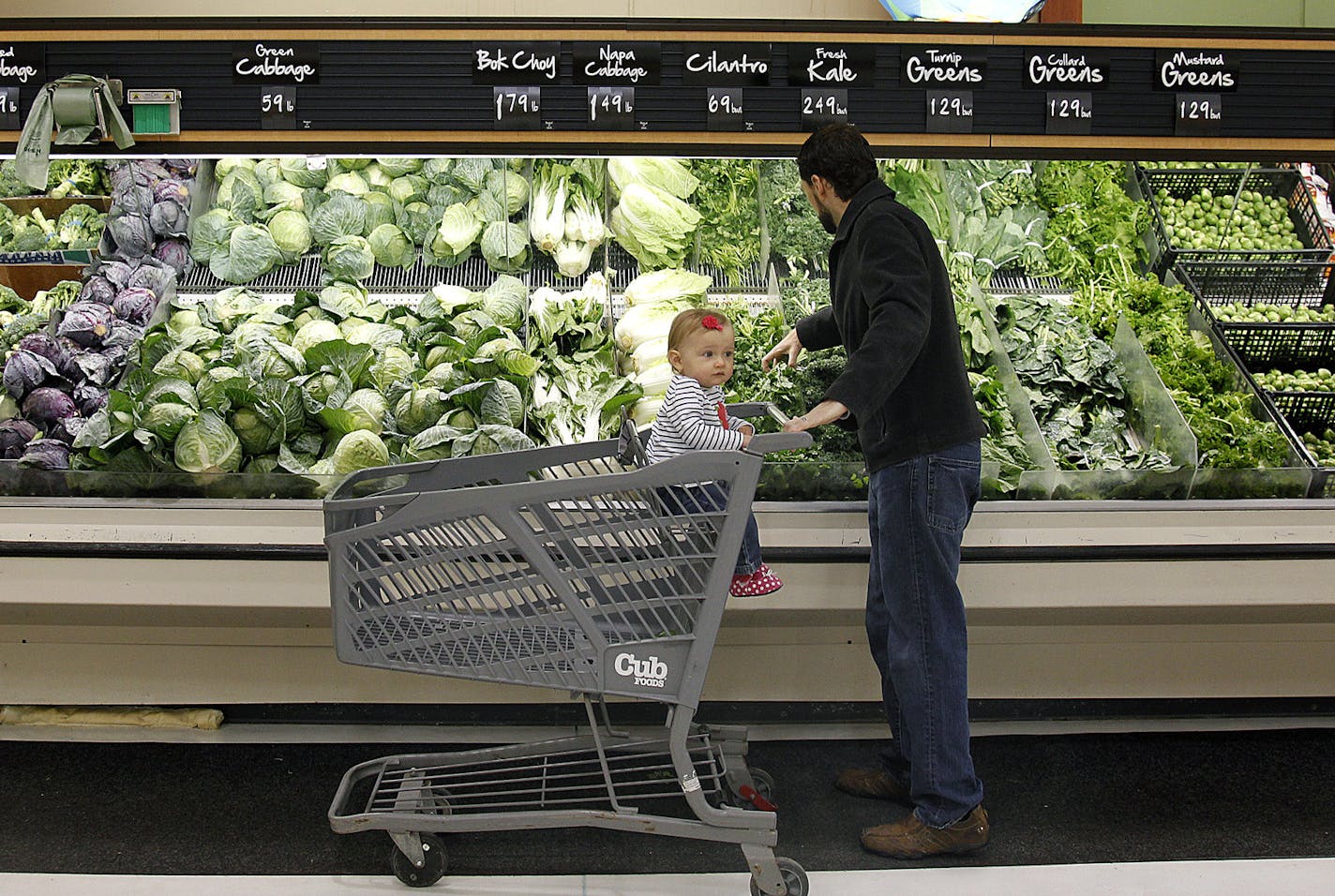 Paul Van Overbeke, who works as a chef at night, shopped for groceries with his 1-year-old daughter Betsy at a Minneapolis, MN Cub Foods, Monday, March 18, 2013. (ELIZABETH FLORES/STAR TRIBUNE) ELIZABETH FLORES &#x2022; eflores@startribune.com