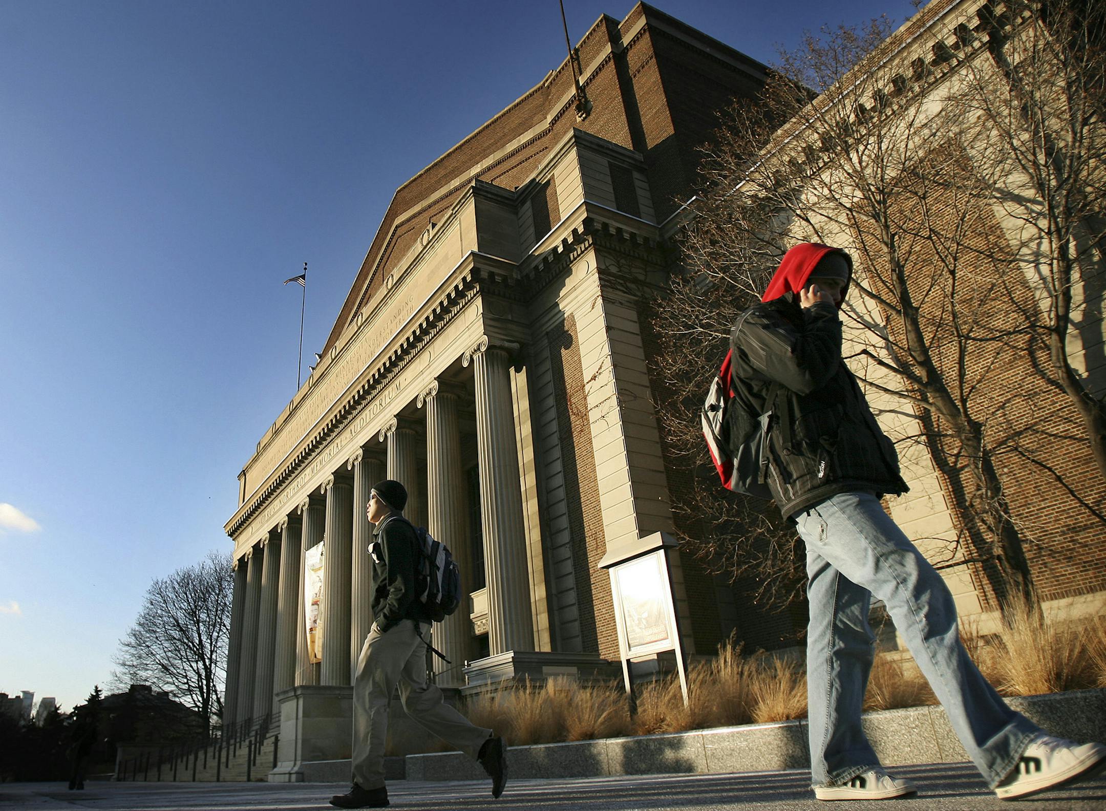 JERRY HOLT •jgholt@startribune.com 12/4/2006--------Students walked pass Northrop Auditorium Monday on the University of Minnesota campus. ORG XMIT: MIN2012091114124214