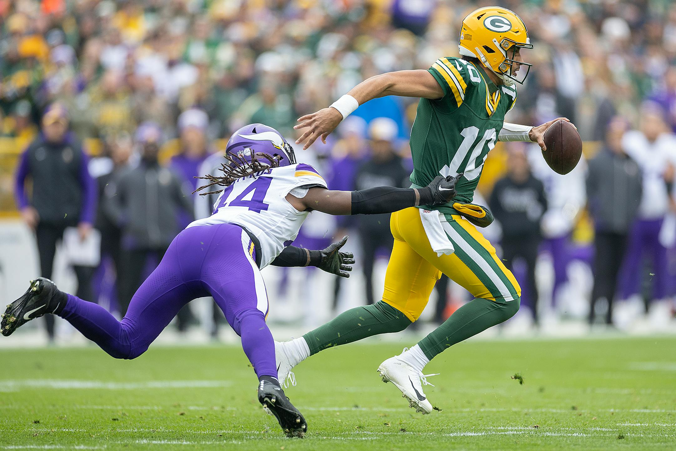 Vikings safety Josh Metellus (44) puts pressure on Packers quarterback Jordan Love (10) in the first quarter at Lambeau Field in Green Bay, Wis., on Sunday, Oct. 29, 2023. This drive led to a touchdown. ] Elizabeth Flores • liz.flores@startribune.com ORG XMIT: MIN2310291537300090