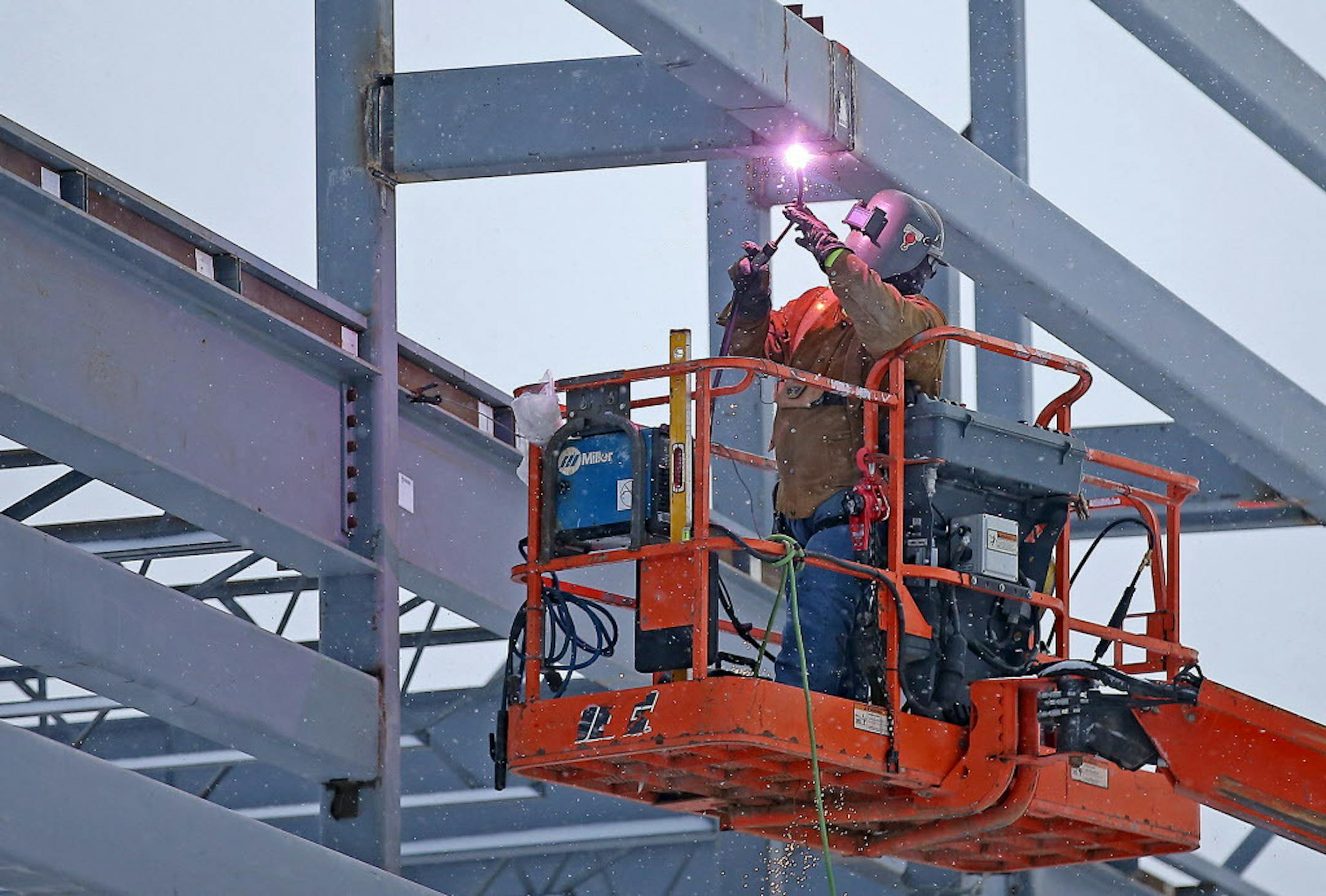 Construction crew worked on new development that is going up around the old State Farm headquarters which is being demolished, Tuesday, January 26, 2016 in Woodbury, MN. ] (ELIZABETH FLORES/STAR TRIBUNE) ELIZABETH FLORES • eflores@startribune.com