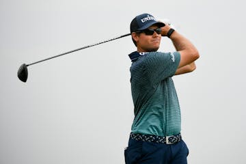 Adam Schenk watched his tee shot on the 18th hole during the first round of the 3M Open in Blaine.