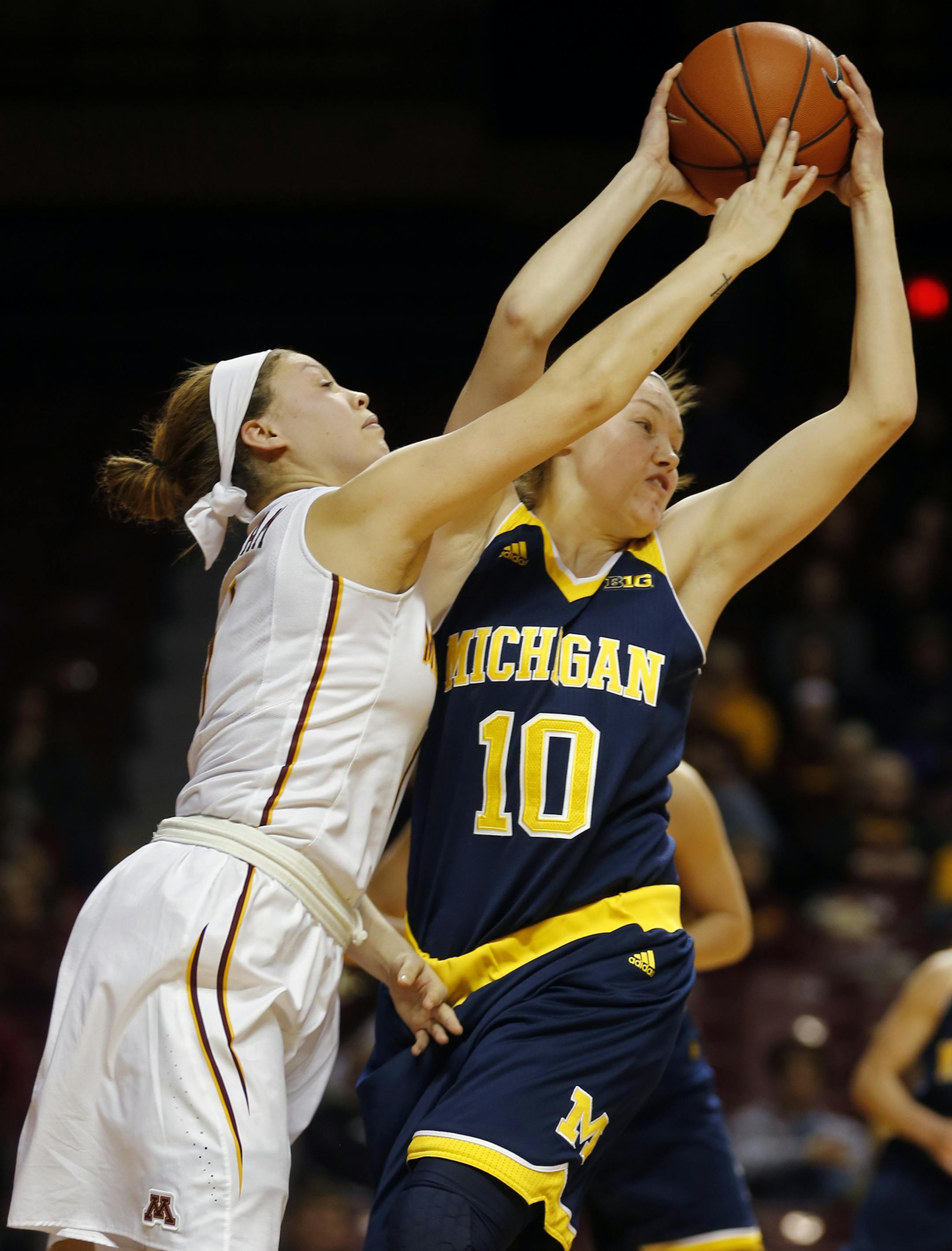 Rachel Banham(1) battled for the ball with Nicole Munger(10).] At Williams Arena in a game between the women's Gophers and Michigan. Richard Tsong-Taatarii/rtsong-taatarii@startribune.com