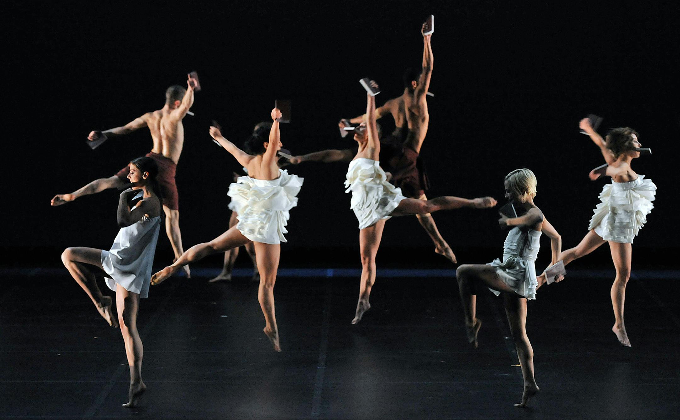 Ballet Preljocaj in "And then, one thousand years of peace." Photo ¬© JC Carbonne.