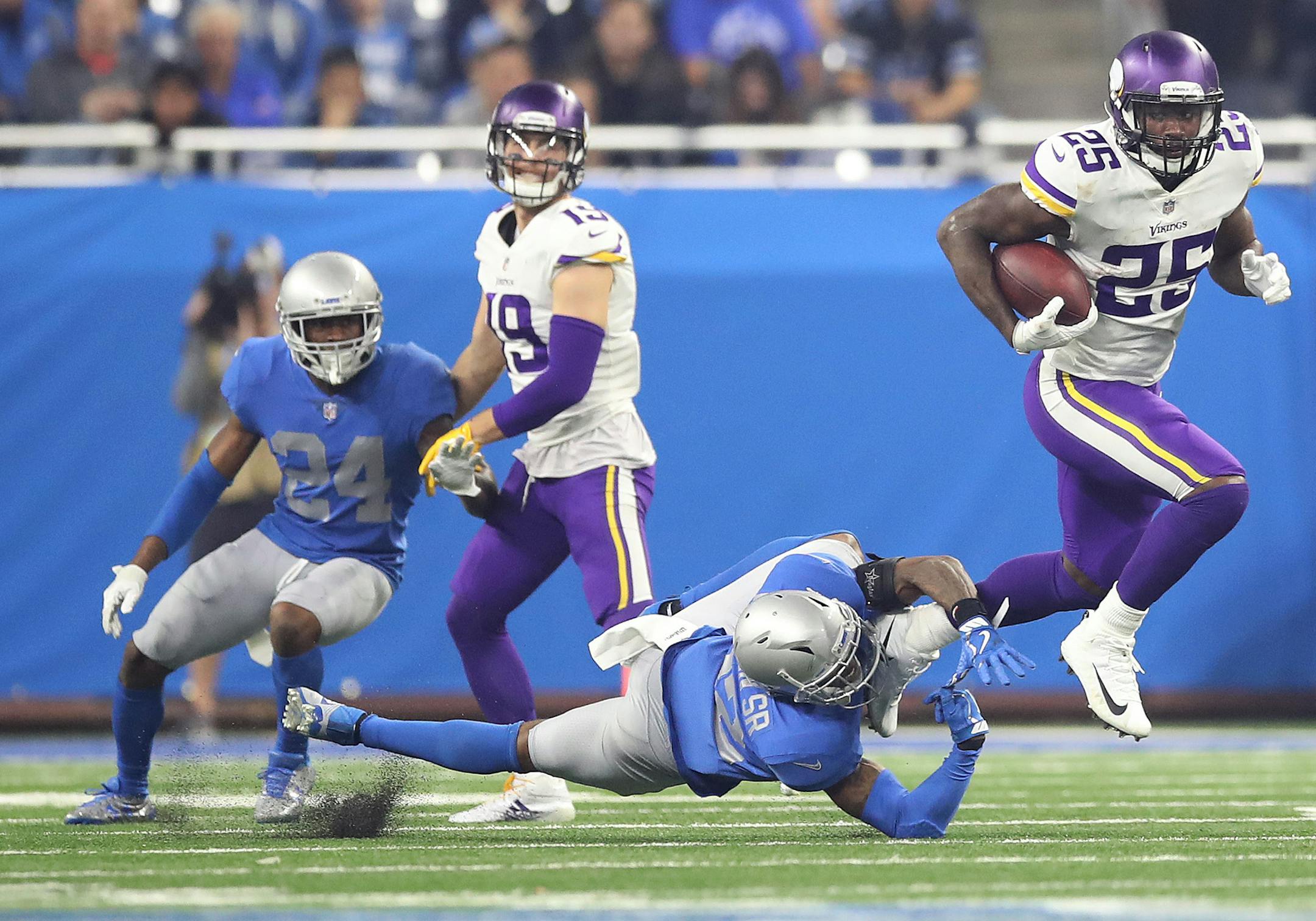 Minnesota Vikings running back Latavius Murray (25) broke a tackle by Detroit Lions strong safety Tavon Wilson (32) picking up 46 yard in the third quarter at Ford Field Thursday November 23, 2017 in Detroit , MI.] The Detroit Lions hosted the Minnesota Vikings Thanksgiving day.JERRY HOLT ï jerry.holt@startribune.com