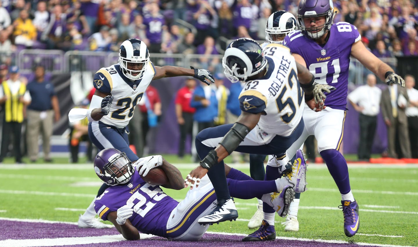 Vikings running back Latavius Murray (25) ran past Rams inside linebacker Alec Ogletree (52) for a 13-yard touchdown in the second quarter