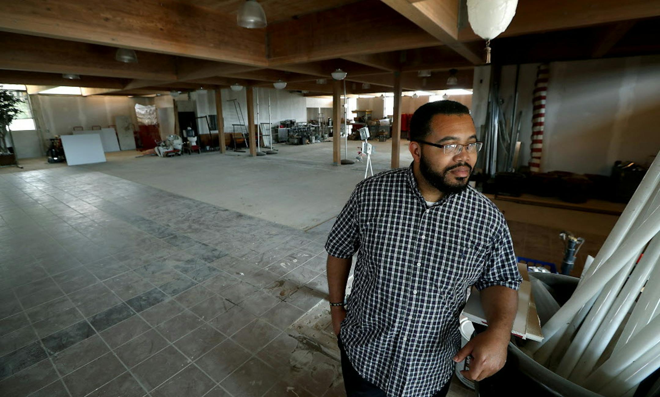 Donnell Bratton, a St. Paul pastor and youth worker, has bought a building on Robert Street in West St. Paul with plans to operate a youth shelter there. Unable to secure funding and the necessary zoning changes, though, he hasn't been able to act on that plan. It's a much-needed resource in Dakota County, where there is currently no shelter to serve a rising population of homeless youth. ] (ELIZABETH FLORES/STAR TRIBUNE) ELIZABETH FLORES &#xef; eflores@startribune.com
