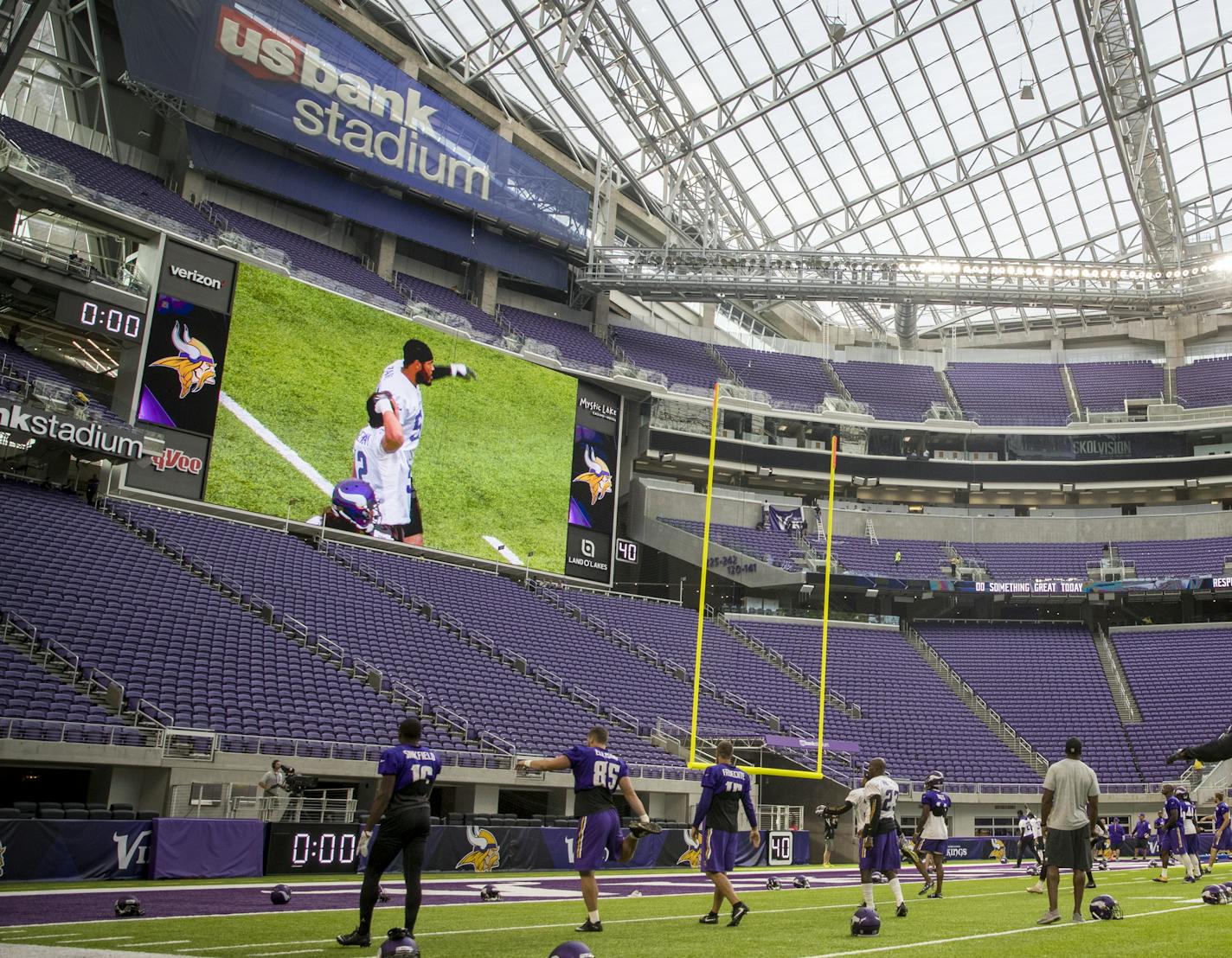 Warm ups during Vikings practice at U.S. Bank Stadium in Minneapolis, Minn., on August 26, 2016. ] RENEE JONES SCHNEIDER &#x2022; renee.jones@startribune.com