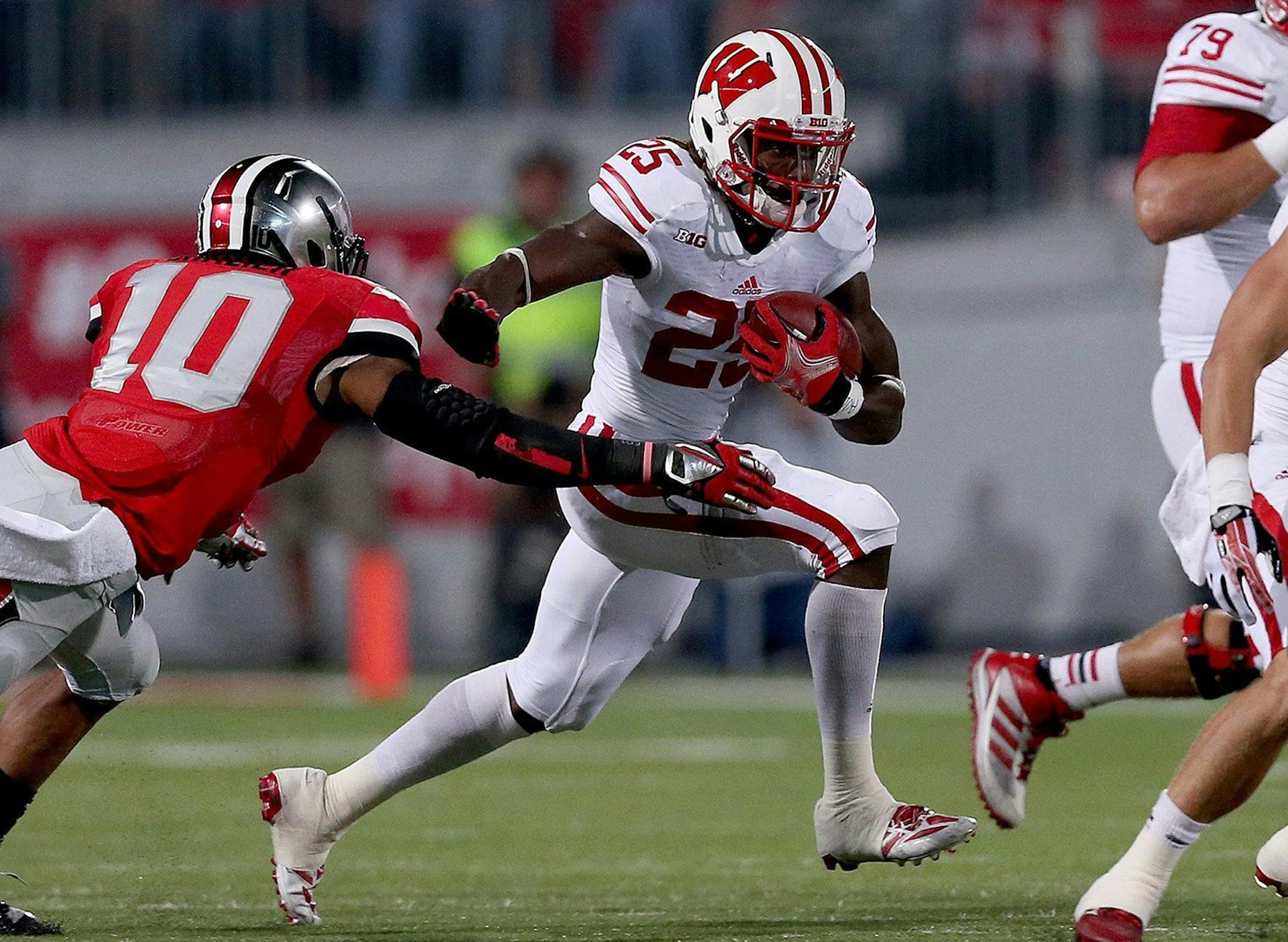 Wisconsin running back Melvin Gordon (25) gets past Ohio State linebacker Ryan Shazier (10) during the first half at Ohio Stadium in Columbus, Ohio, on Saturday, September 28, 2013. (Jonathan Quilter/Columbus Dispatch/MCT) ORG XMIT: 1143808 ORG XMIT: MIN1309282107484812