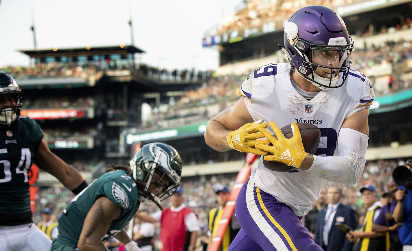 Adam Thielen (19) caught a 3-yard touchdown pass from Kirk Cousins while being defended by Ronald Darby (21) in the second quarter. ] CARLOS GONZALEZ &#xef; cgonzalez@startribune.com &#xf1; October 7, 2018, Philadelphia, PA, Lincoln Financial Field, NFL, Minnesota Vikings vs. Philadelphia Eagles