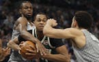 John Henson(31) of the Bucks gets defended by Andrew Wiggins(22).