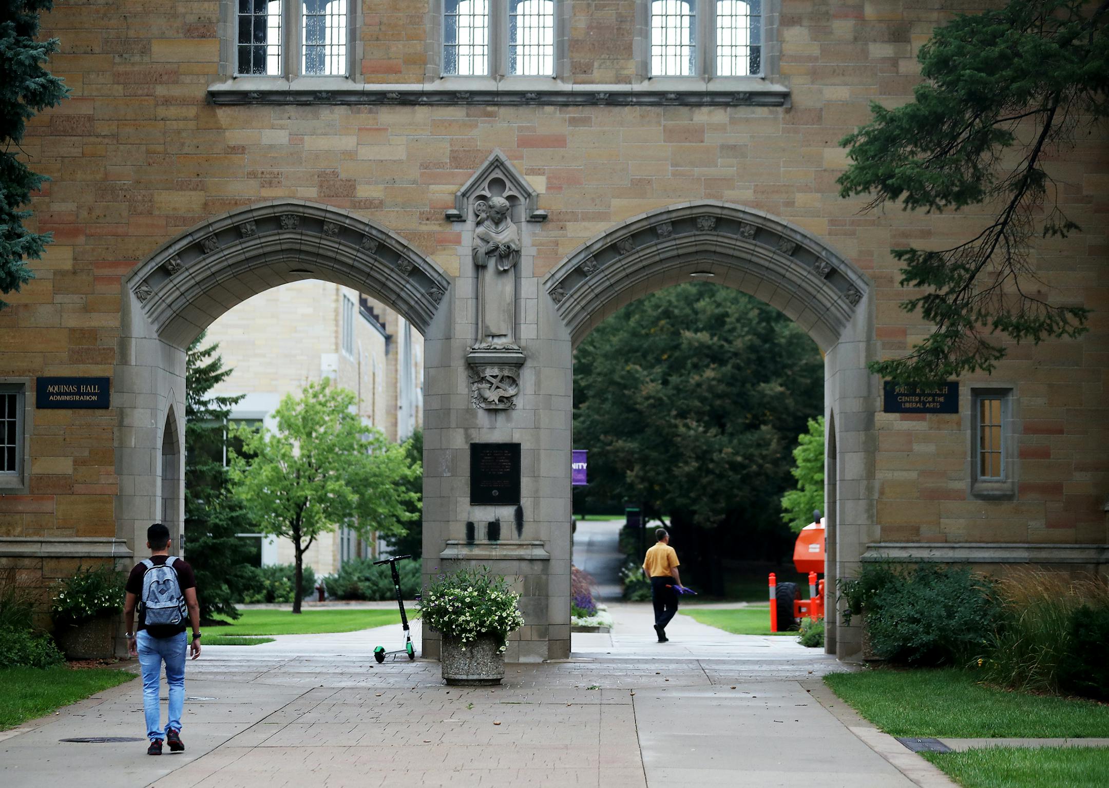 A bomb threat had University of St. Thomas building John R. Roach Center For The Liberal Arts, right, evacuated Tuesday, Aug. 20, 2019, in St. Paul, MN.] DAVID JOLES • david.joles@startribune.com
A bomb threat has a University of St. Thomas building evacuated.
