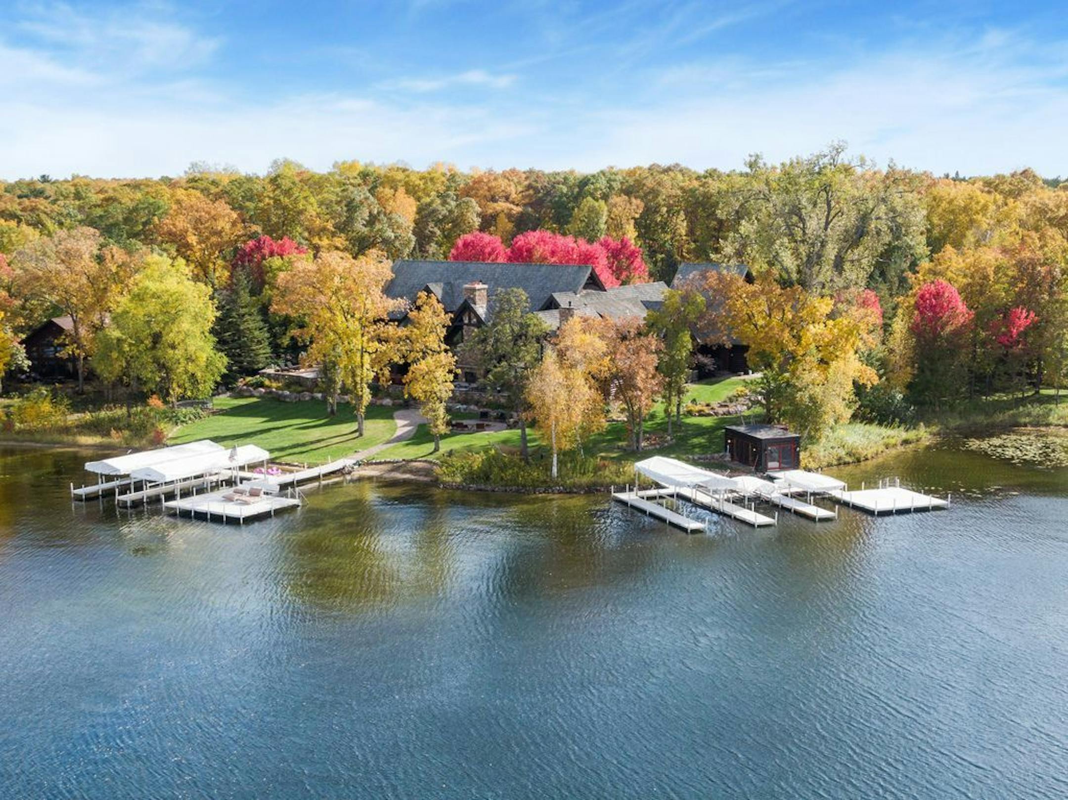 The compound has more than 930 feet of lakeshore.