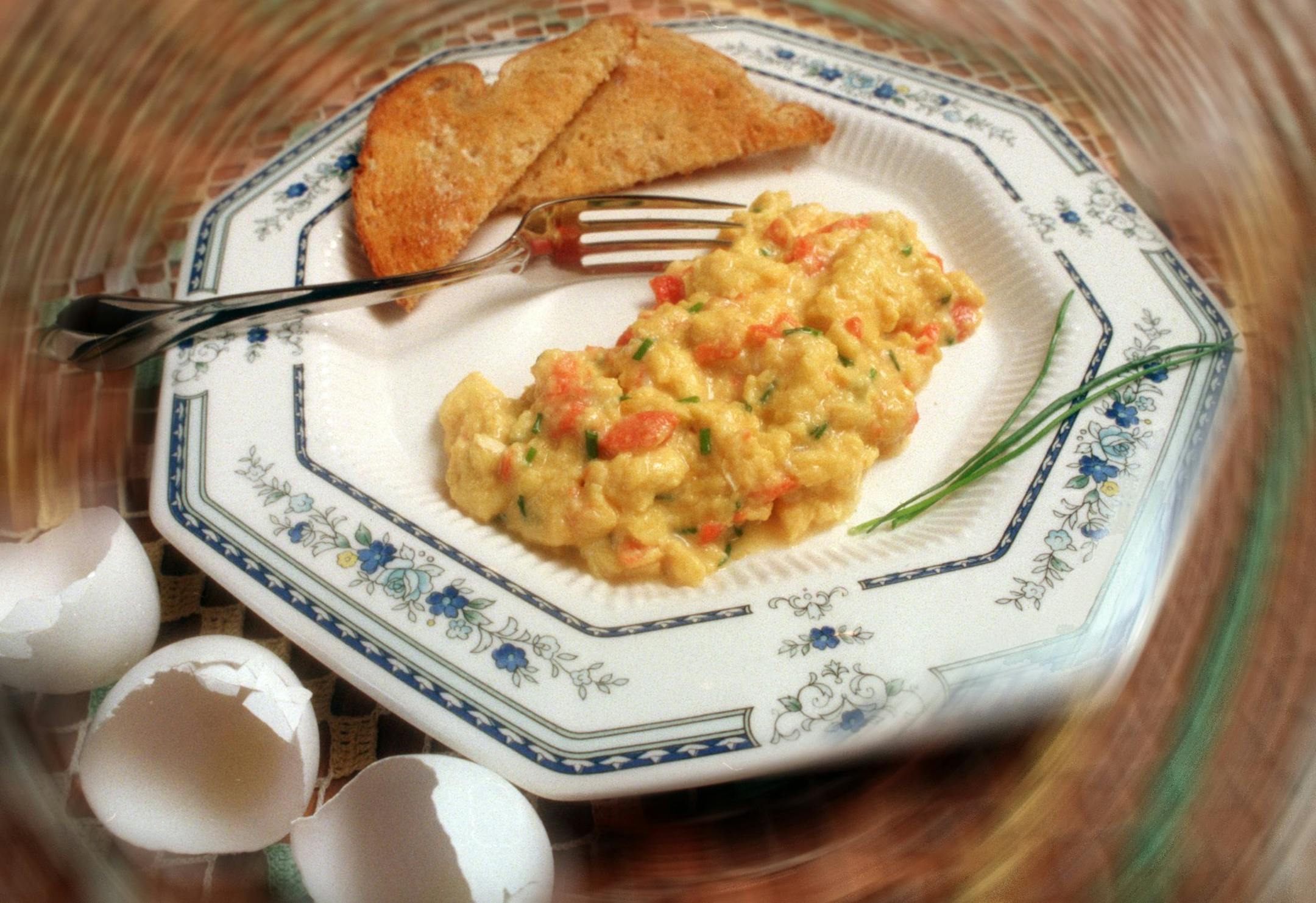 KRT FOOD STORY SLUGGED: DISH-EGGS KRT PHOTOGRAPH BY PAUL TOPLE IV/ AKRON BEACON JOURNAL (KRT10 - April 10) The correct way to make scrambled eggs is over low heat while continuously stirring the eggs. Slowly, the eggs begin to set. With a spoon, they are scrape from the bottom of the pan into light, fluffy curds.
(AK) AP PL KD 2000 (Horiz)