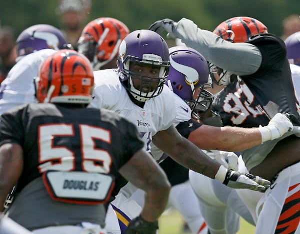 Vikings tackle Andre Smith, center