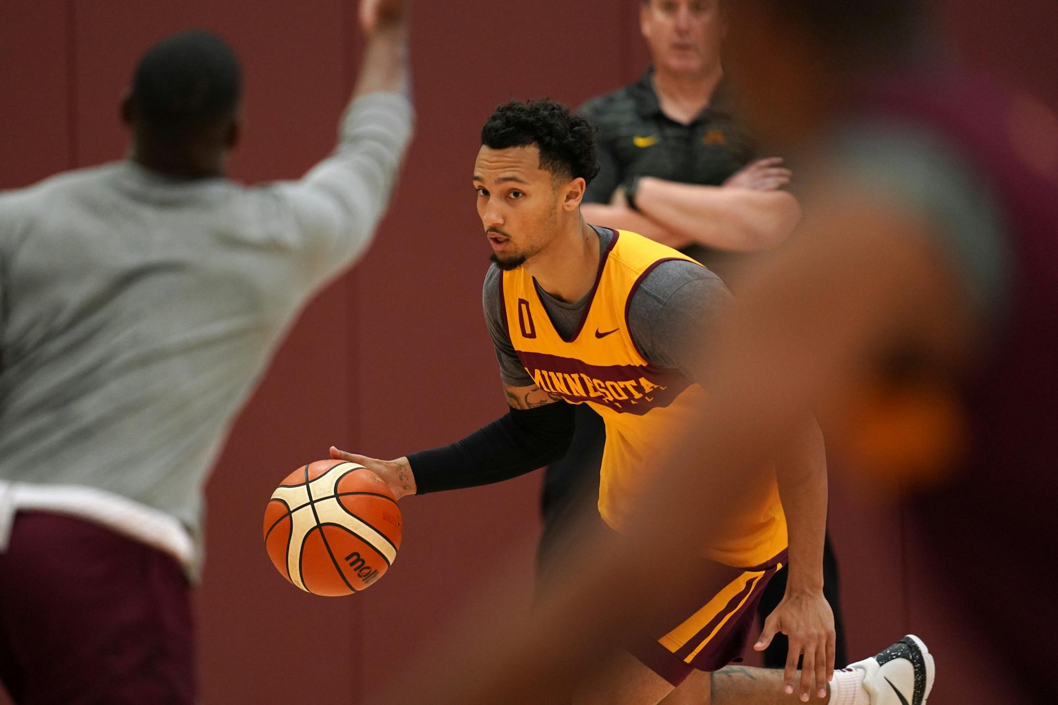 Gophers guard Payton Willis (0) drove to the basket during Thursday's practice.