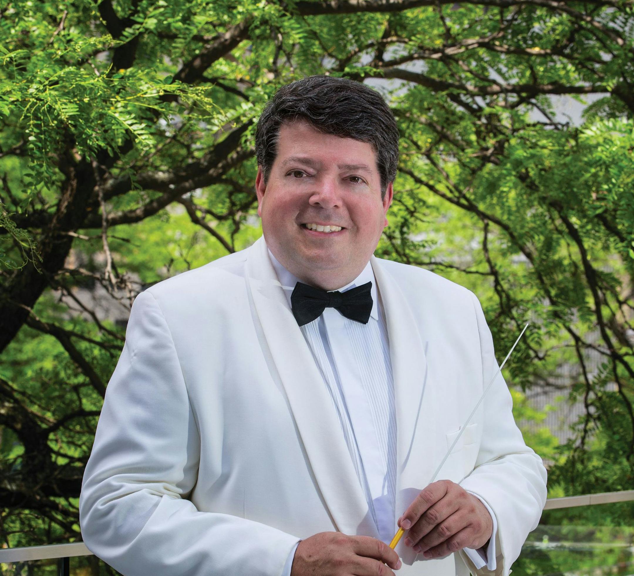 Photo by Greg Helgeson. Conductor Andrew Litton