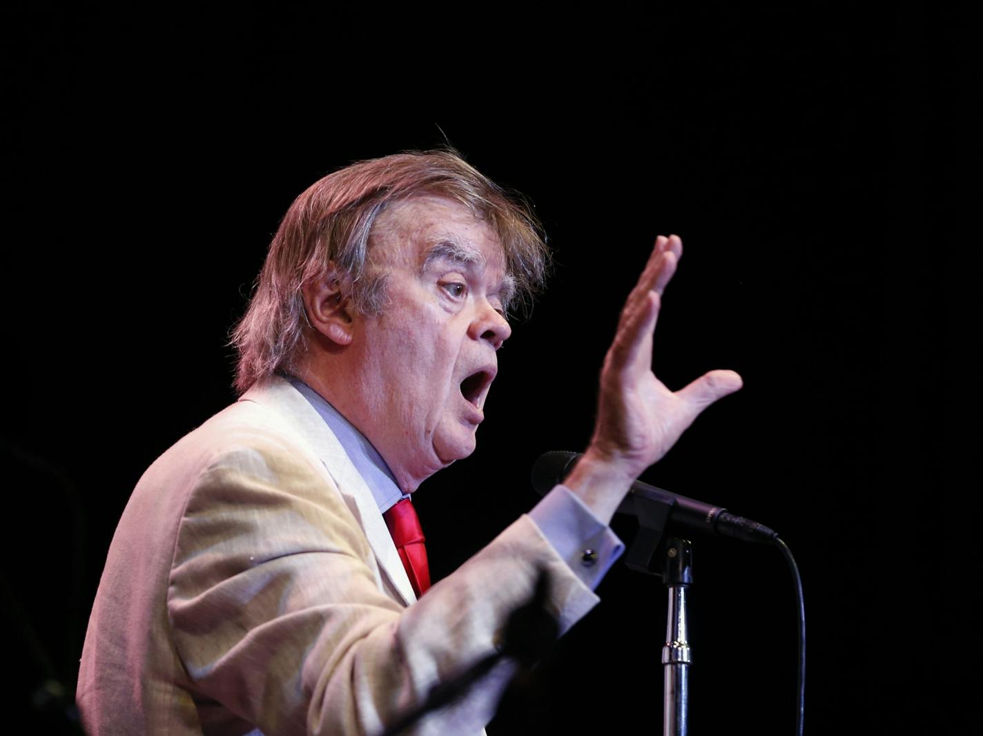 Garrison Keillor sings with the audience during the encore.