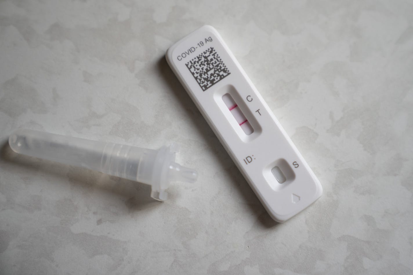 A Flowflex COVID-19 antigen home rapid test displays a positive result, Tuesday, May 24, 2022 Minneapolis, Minn. ] GLEN STUBBE • glen.stubbe@startribune.com