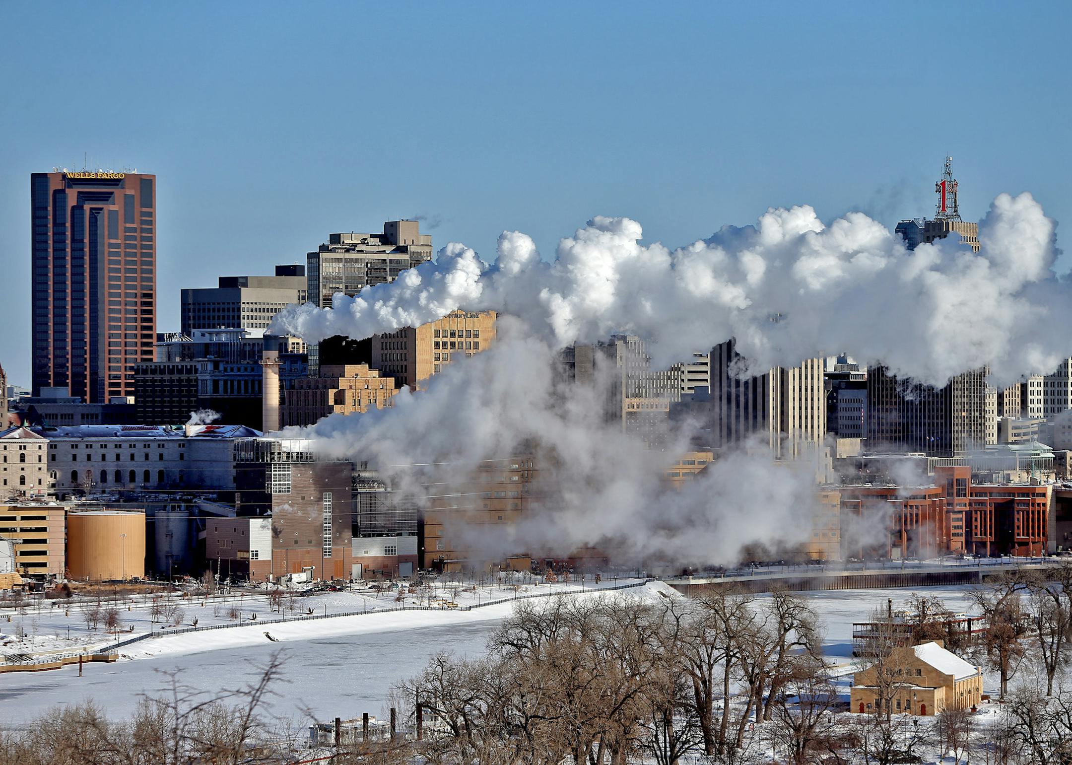 The frigid temperatures kept smoke at a lower lever throughout downtown St. Paul, MN, Monday, January 27, 2014. (ELIZABETH FLORES/STAR TRIBUNE) ELIZABETH FLORES • eflores@startribune.com