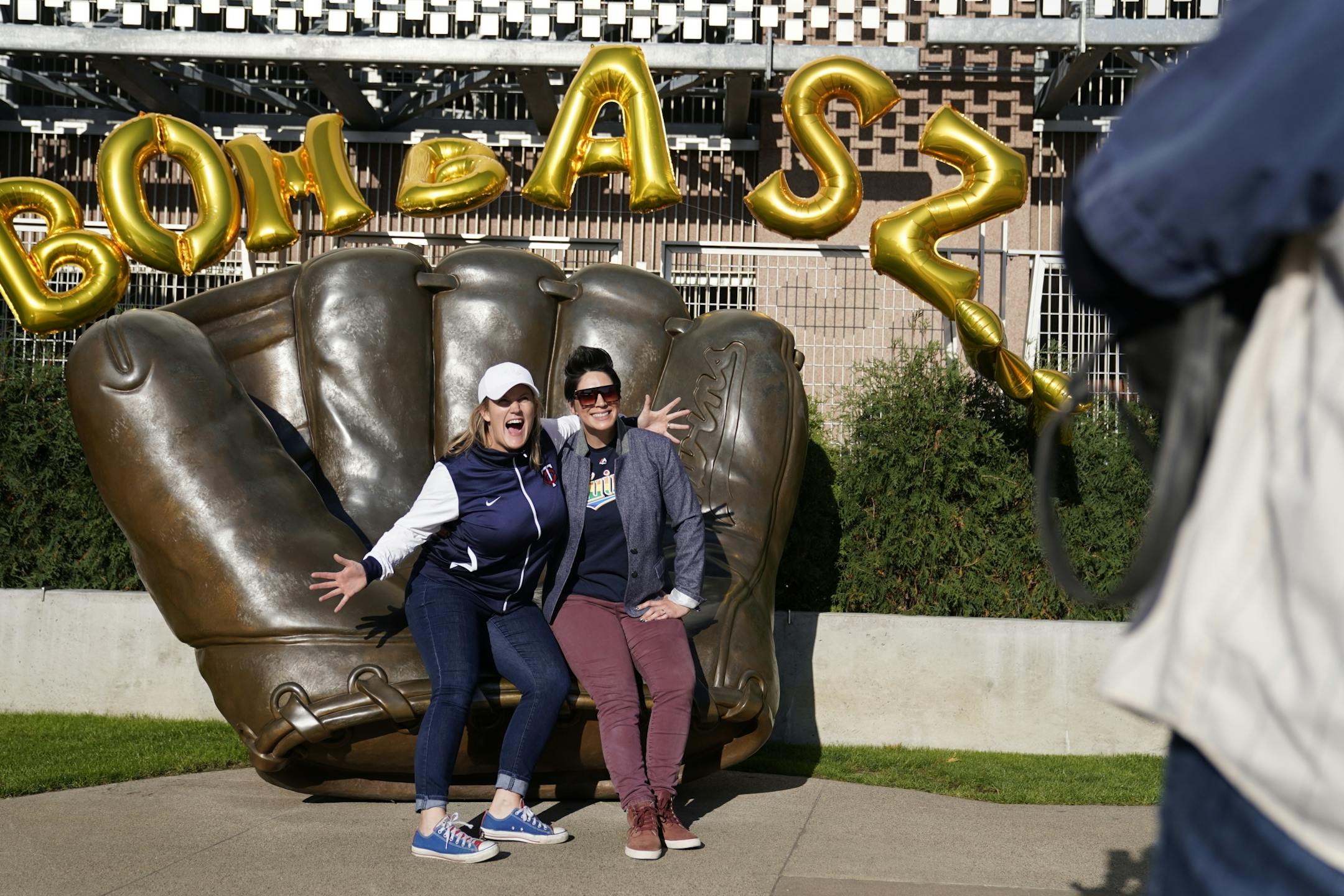 Ali and Jeannie Czerner Rodway posed for pictures in the glove as fans prepared for Game 3.