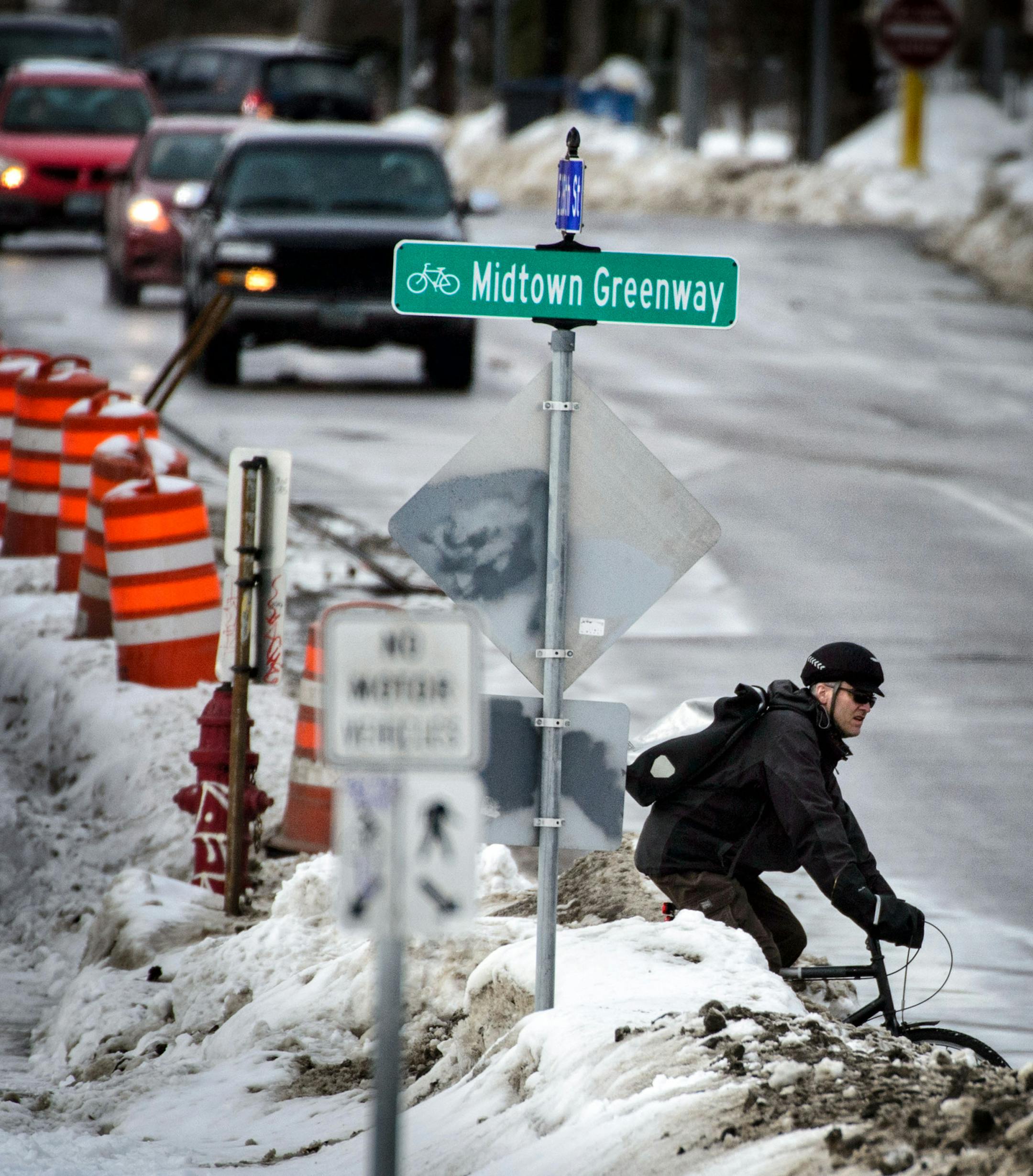 Bicyclists ride along Midtown Greenway where it intersects with 28th Street E in Minneapolis. Tuesday, February 18, 2014 ] GLEN STUBBE * gstubbe@startribune.com