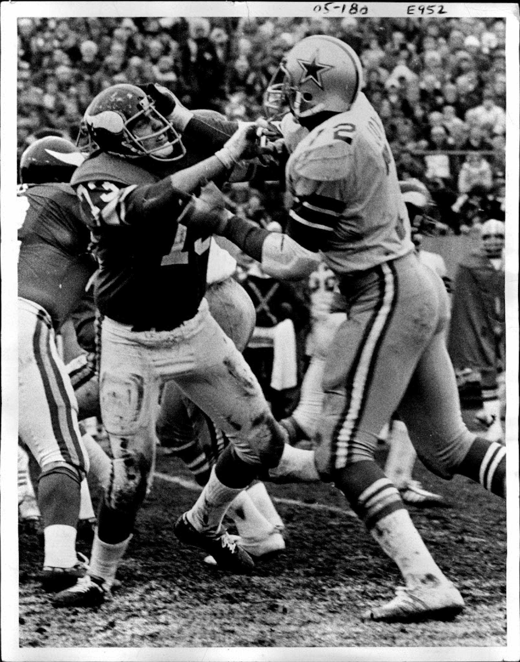 1976. The Vikings Ron Yary and Cowboys' Ed 'Too Tall' Jones did combat