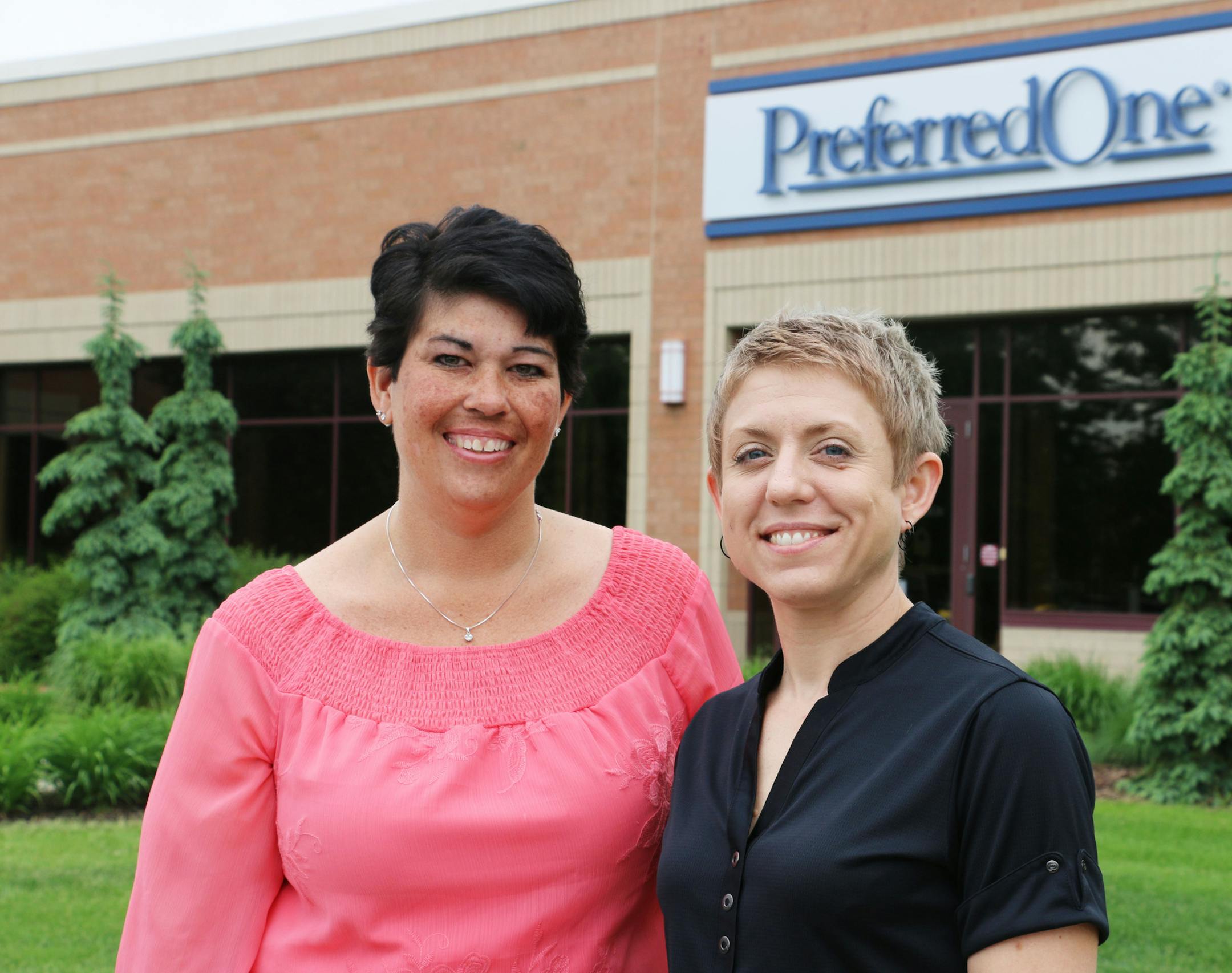 Deb Chorzempa, left, received a kidney from her office colleague, Jackie Francis in June through a kindey-transplant operation at University of Minnesota Medical Center. Photo: Jeremy Kennedy