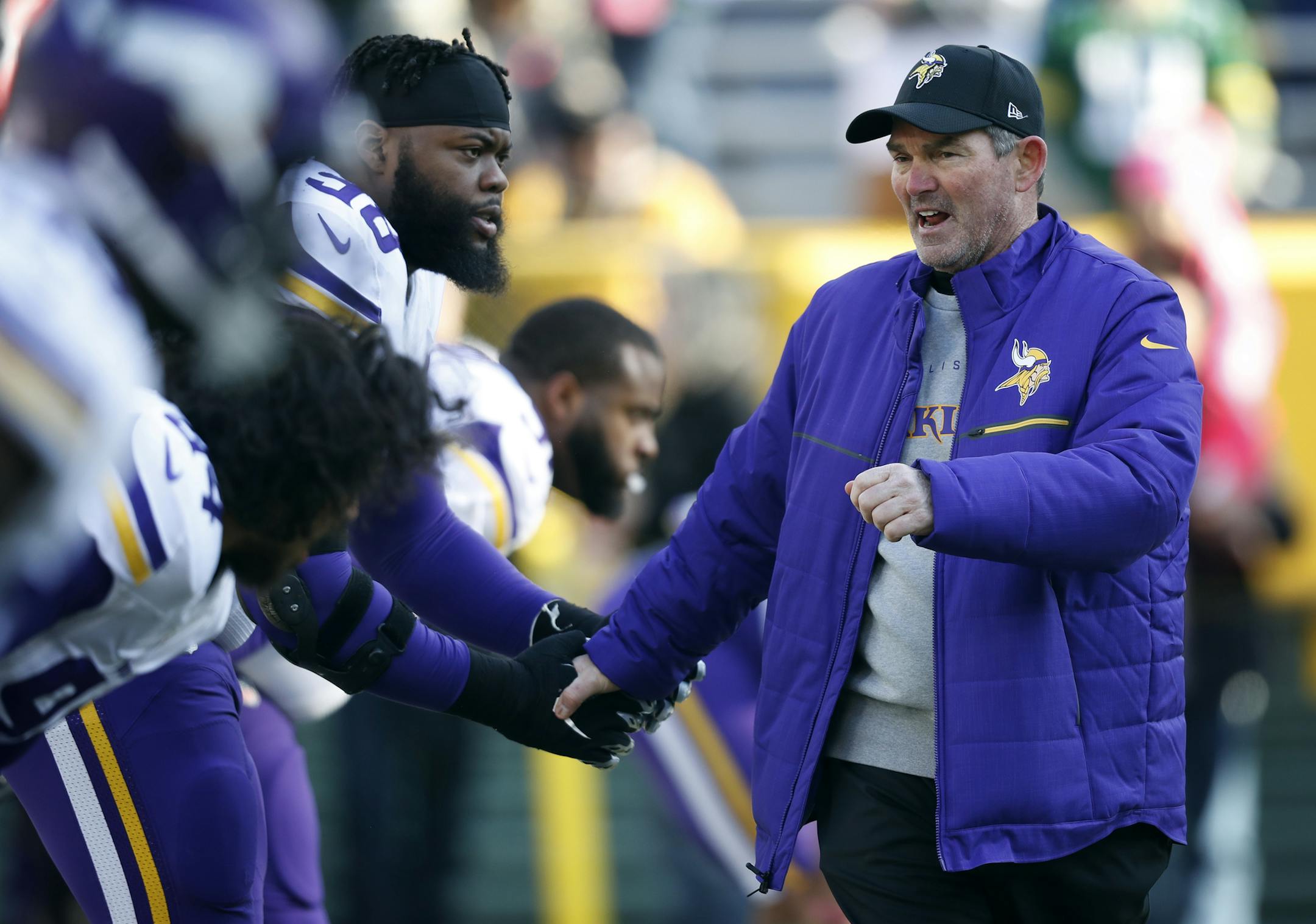 Vikings head coach Mike Zimmer shook hands with Minnesota Vikings defensive tackle Linval Joseph (98) during pregame warmups at Lambeau Field Saturday December 24,2016 in Green Bay, Wis. ] The Green Bay Packers hosted the Minnesota Vikings at Lambeau Field. Jerry Holt / jerry. Holt@Startribune.com