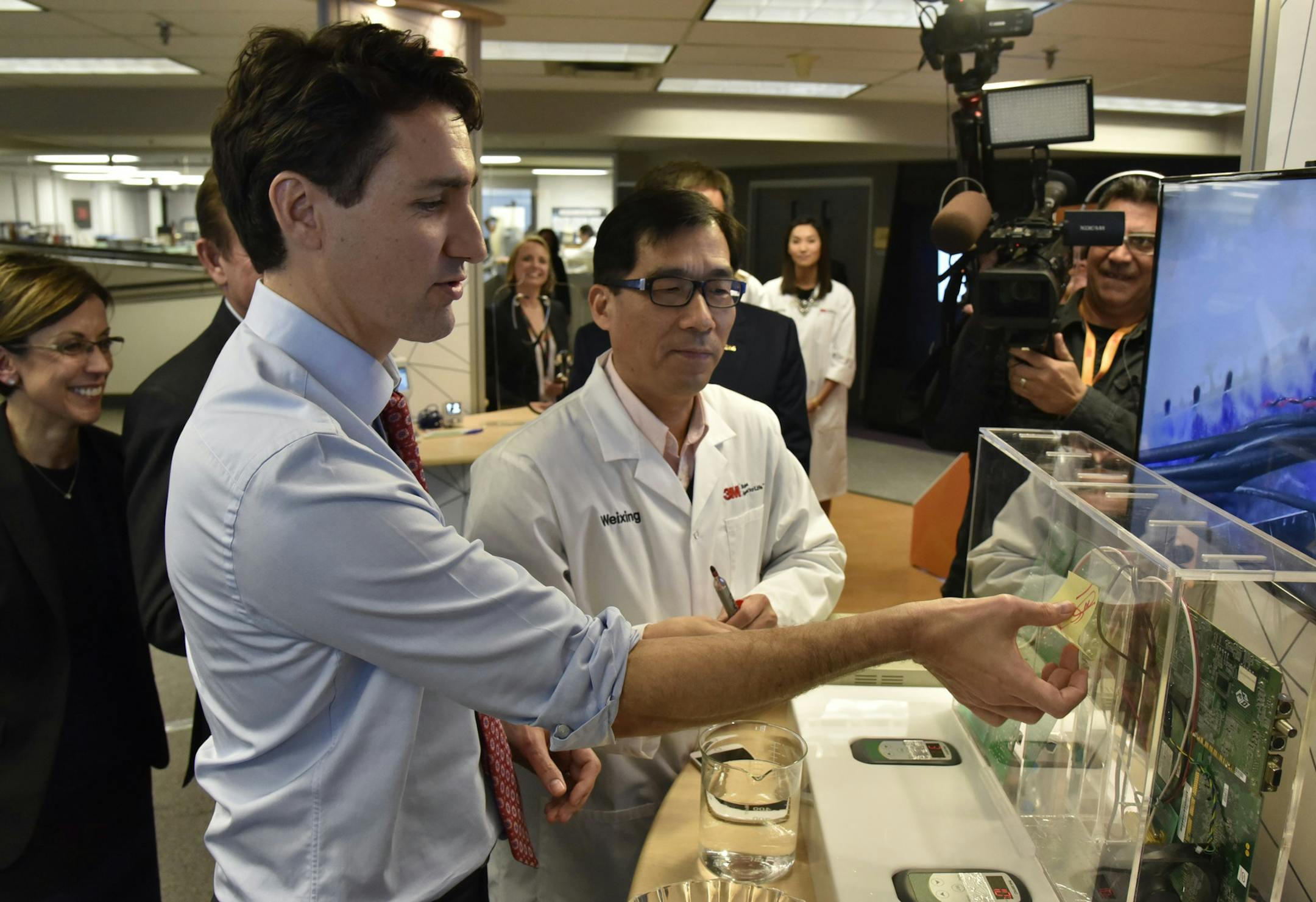3M Canada scientist Weixing Hou demonstrates NovecTM 1230 fluid to Prime Minister Trudeau at the laboratory in London, ON (CNW Group/3M Canada Company)