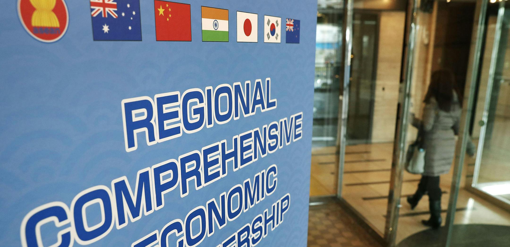 Photo shows a guideboard of the Regional Comprehensive Economic Partnership, which started on Feb. 27, 2017, a new round of talks in the western Japanese port city of Kobe, attended by senior officials from 16 Asia-Pacific countries. (Kyodo)
==Kyodo