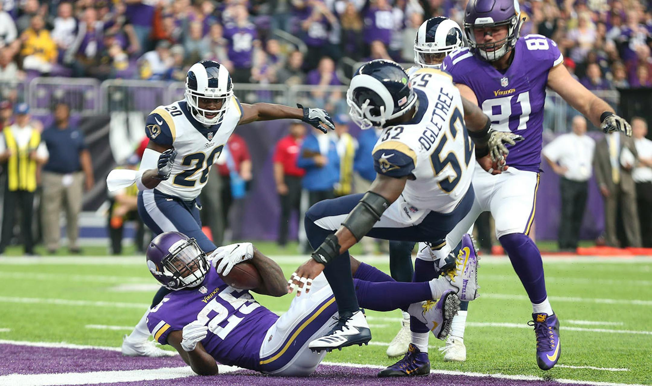 Minnesota Vikings running back Latavius Murray (25) ran pass Los Angeles Rams inside linebacker Alec Ogletree (52) for a 13-yard touchdown in the second quarter at U.S. Bank Stadium Sunday November 19, 2017 in Minneapolis, MN.