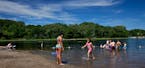 STEVE RICE &#xc7;&#x192;&#xa2; srice@startribune.com Shoreview, MN 06/26/2009] On a hot almost 90-degree day, local residents of Shoreview enjoy the b