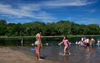 STEVE RICE &#xc7;&#x192;&#xa2; srice@startribune.com Shoreview, MN 06/26/2009] On a hot almost 90-degree day, local residents of Shoreview enjoy the b