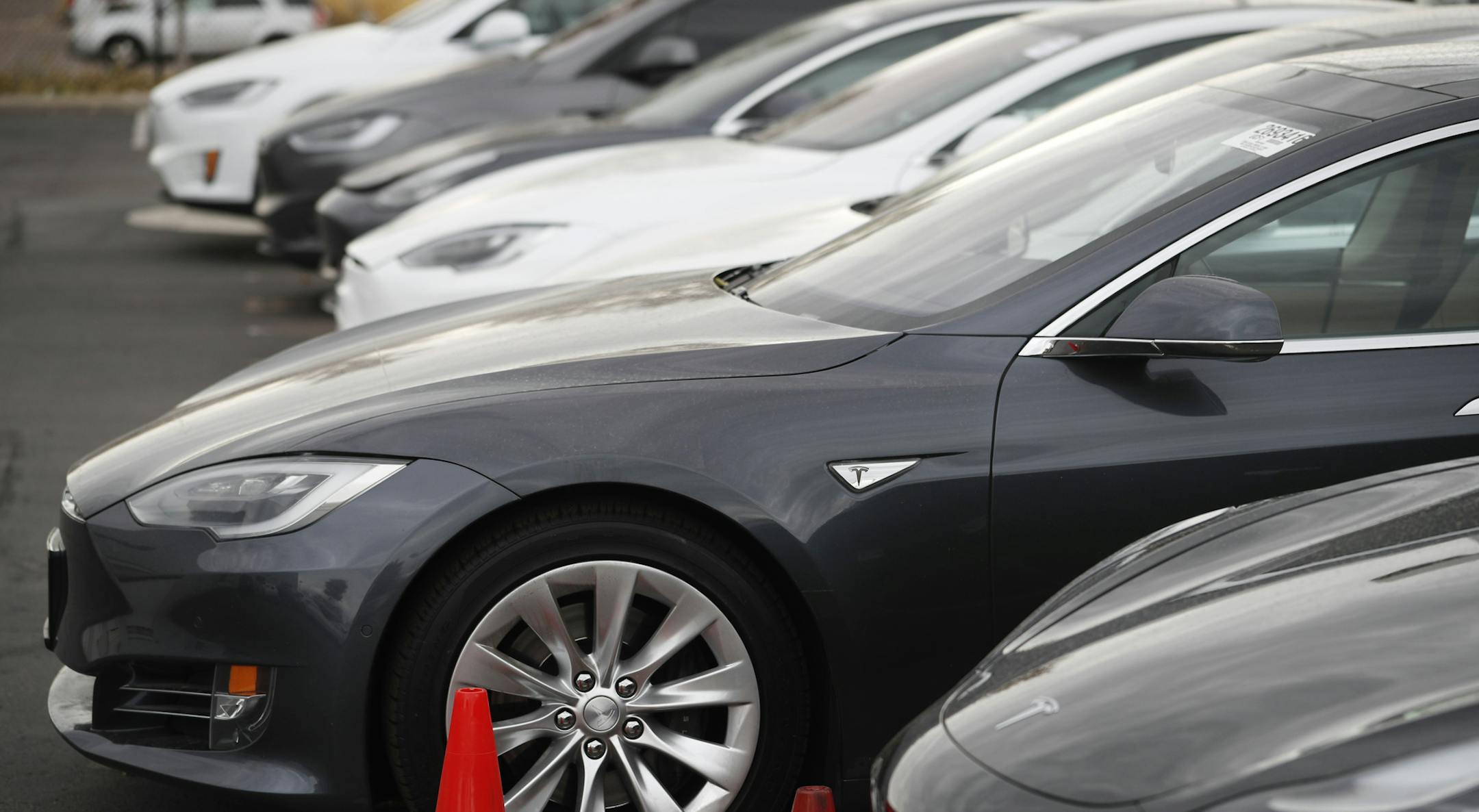 In this Sunday, Oct. 20, 2019, photograph, a long row of unsold 2019 Model S sedans sits at a Tesla dealership in Littleton, Colo. (AP Photo/David Zalubowski) ORG XMIT: MER6162905f84ffaba1db19e4666934e