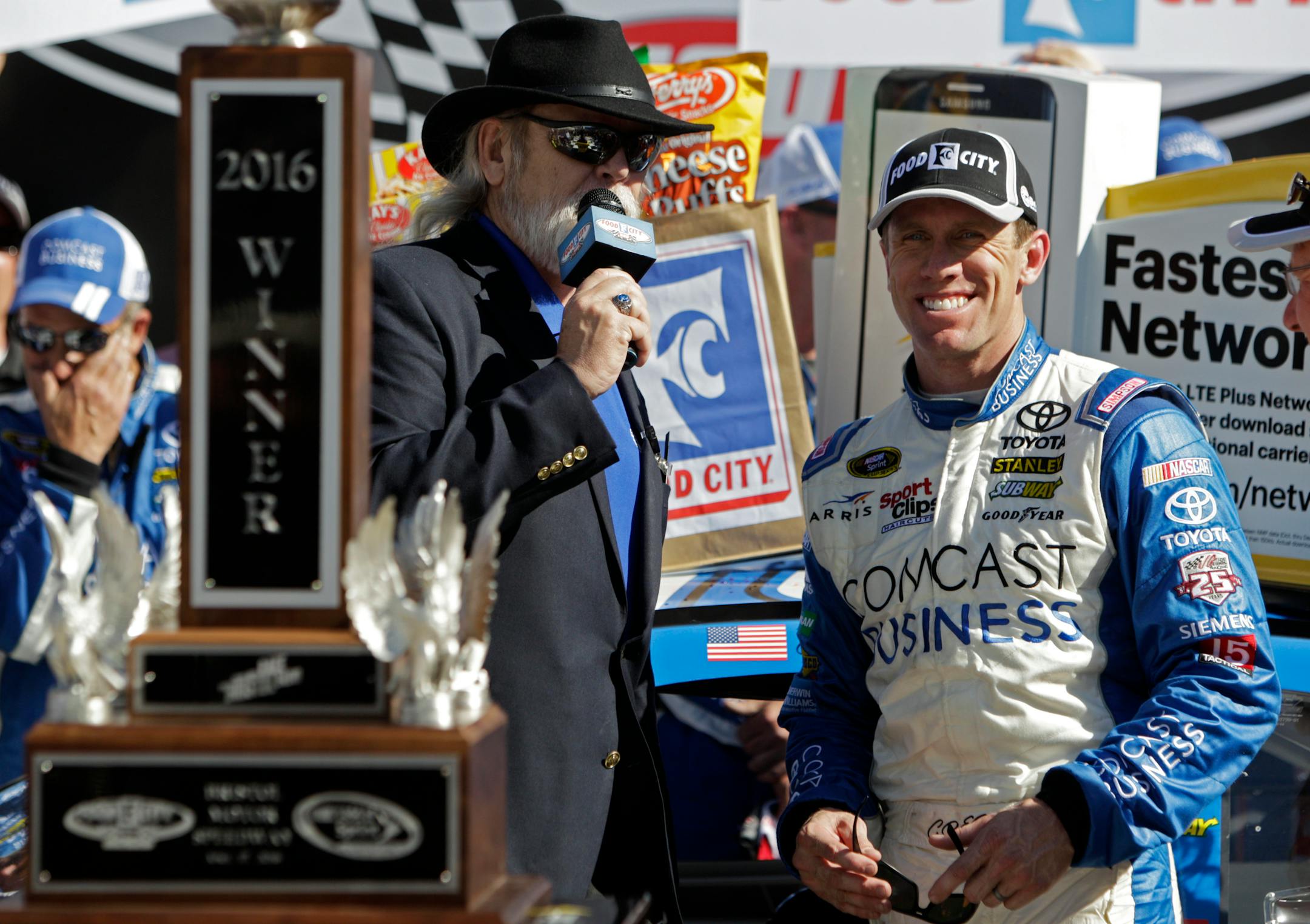 Carl Edwards, right, smiled while being interviewed by track announcer Tom Taylor after winning a NASCAR Sprint Cup Series race on Sunday in Bristol, Tenn.