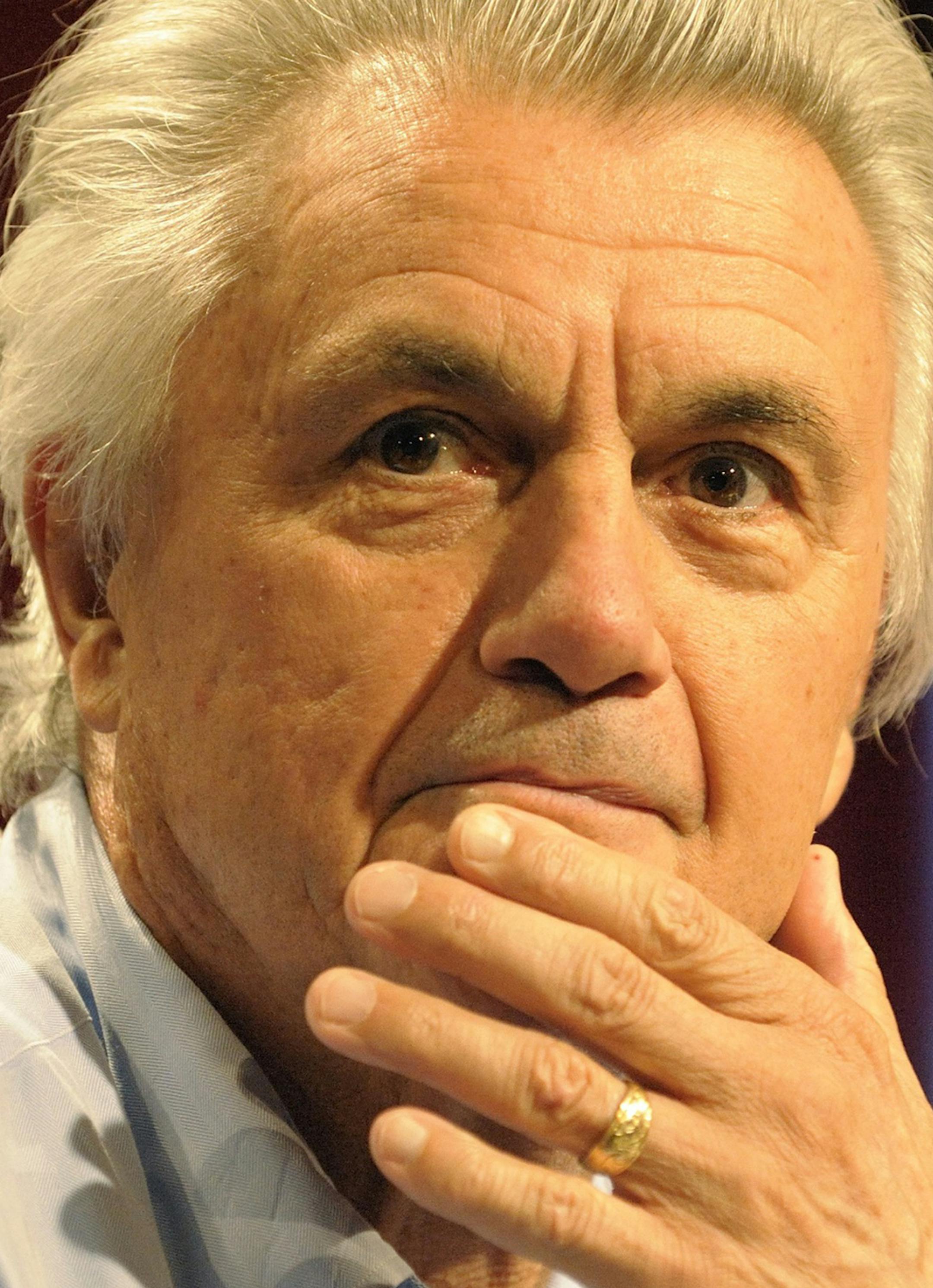 Der US - amerikanische Schriftsteller John Irving, aufgenommen am Donnerstag (16.09.10) im Theaterhaus Stuttgart als Gast der SWR3 - Sendung "Literatur im Foyer", bei der Irving aus seinem neuen Roman "Letzte Nacht in Twisted River" vorlas. Irving, geboren 1942 in Exeter, New Hampshire, erreichte seinen Durchbruch mit "Garp und wie er die Welt sah". Im Jahr 2000 erhielt er den Oscar fuer die Drehbuchadaption seines Romans "Gottes Werk und Teufels Beitrag". Im Jahr 2001 wurde Irving in die "Ameri