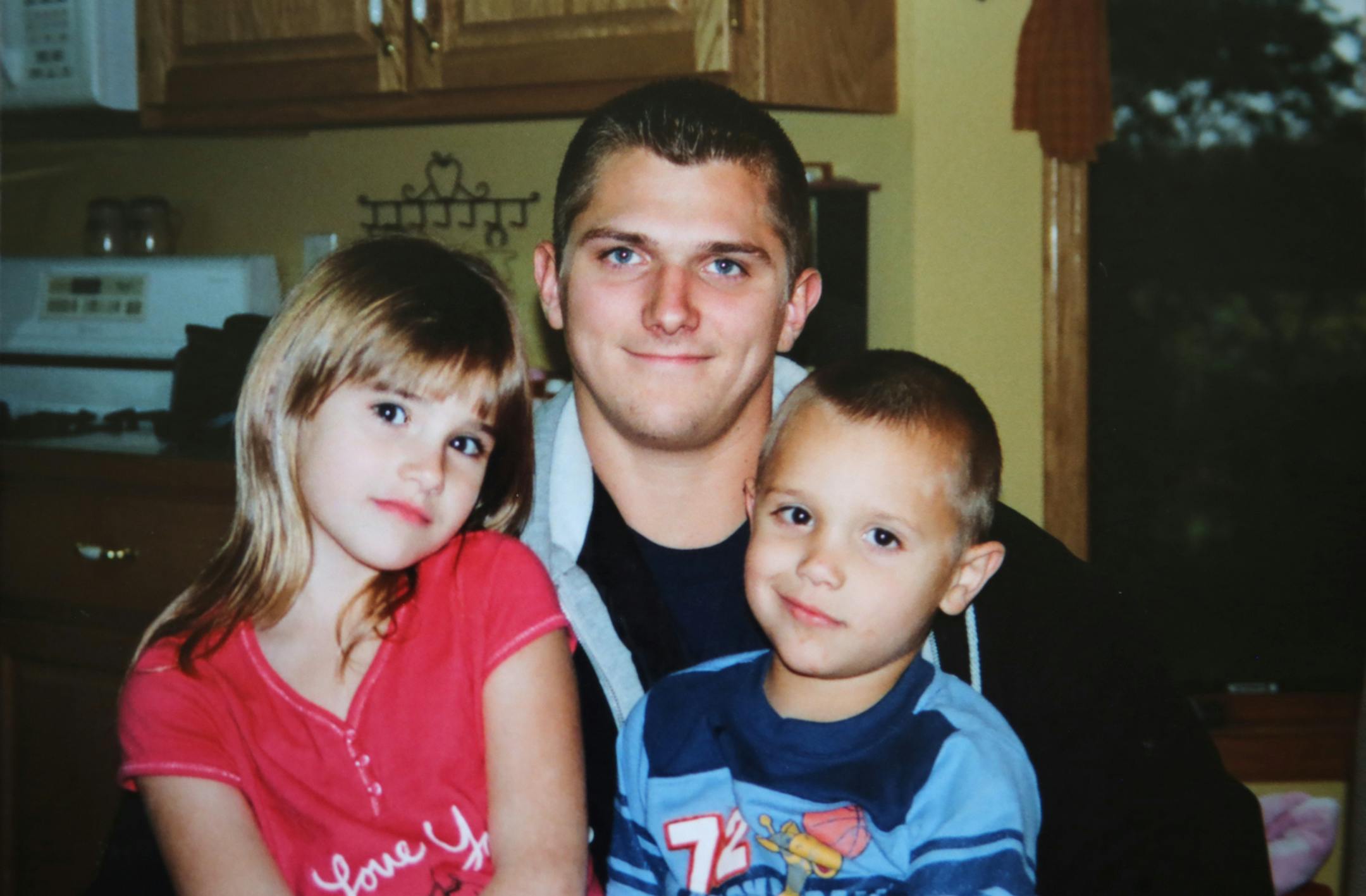 Joshua Holscher, 28, committed suicide in Mille Lacs County Jail in 2010. In this photo, he is joined by two of his children, Chloe and Isaac. ] MCKENNA EWEN / Star Tribune * mckenna.ewen@startribune.com