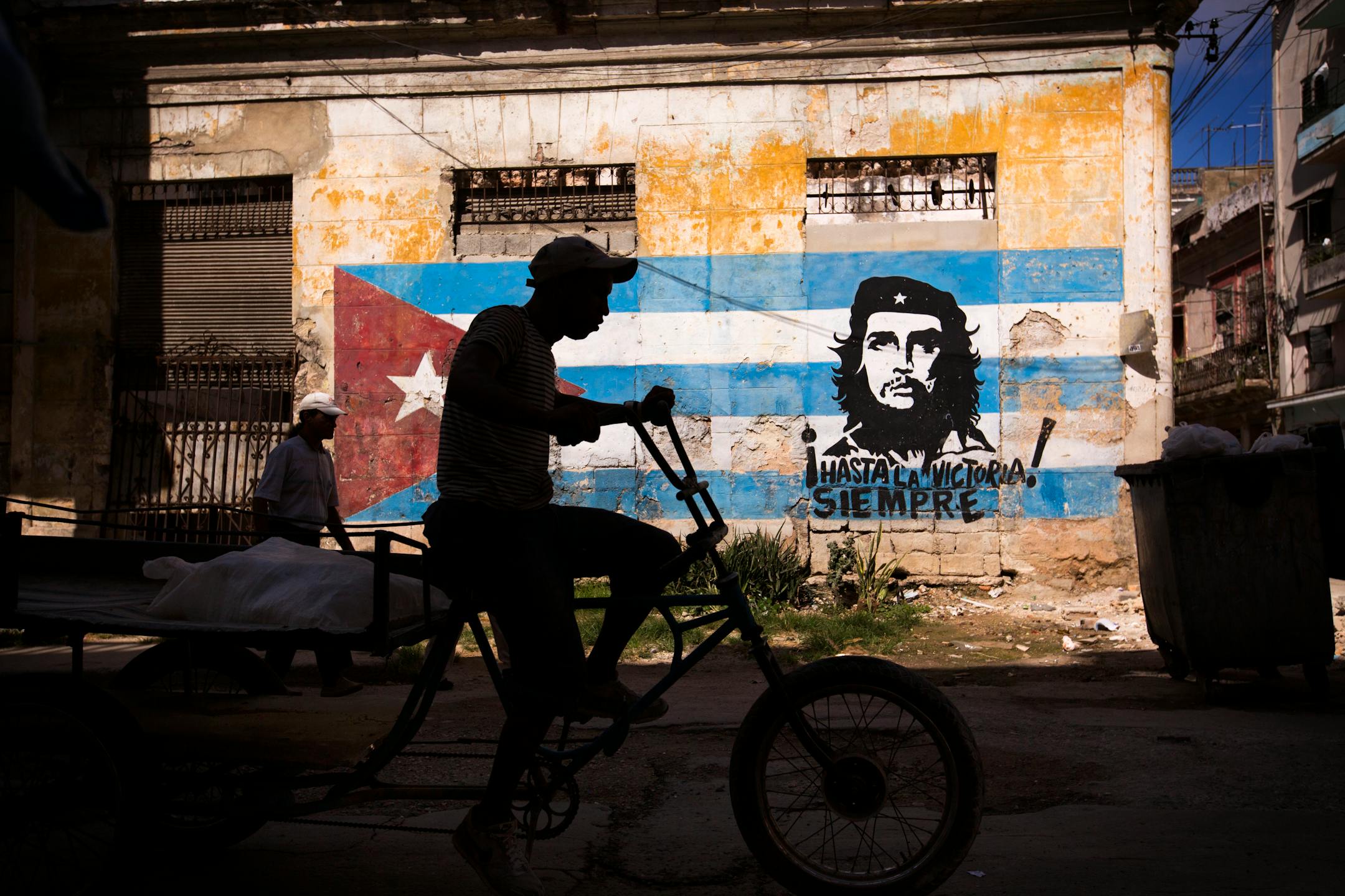 A bicyclist rides past a Cuban flag and Che Guevara mural in Old Havana, Cuba on Saturday, May 16, 2015. ] LEILA NAVIDI leila.navidi@startribune.com /