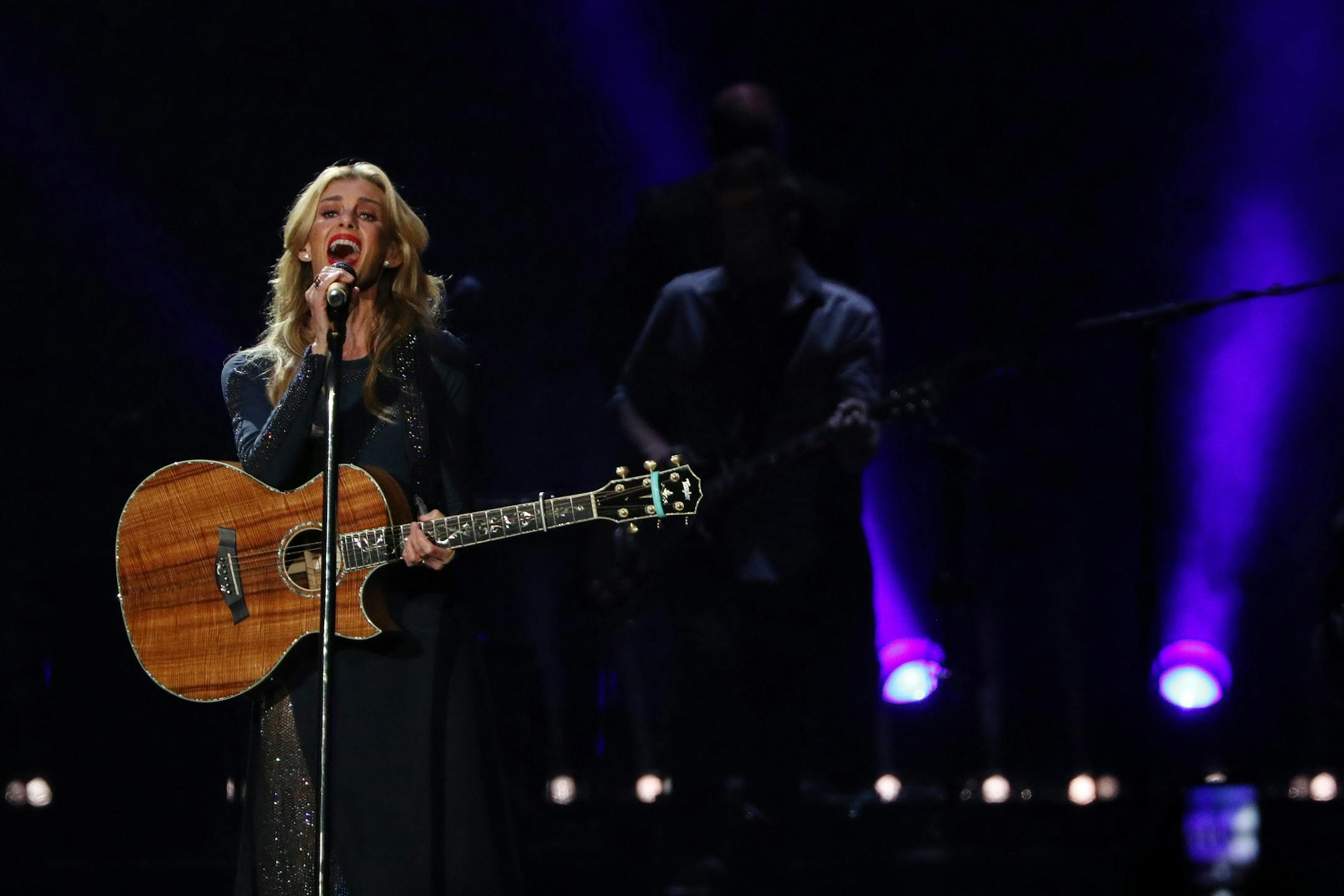 Country superstar couple Tim McGraw and Faith Hill performed together Friday in St. Paul.